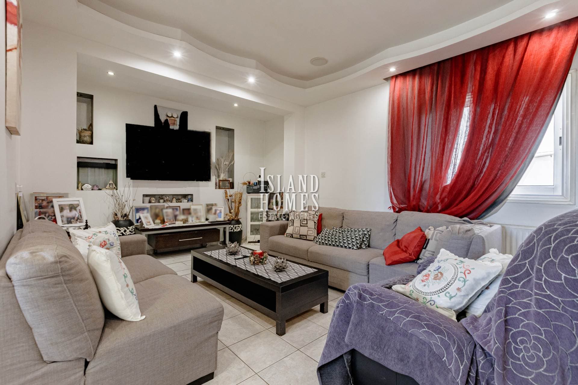 3 bedroom, 1 bathroom first floor apartment with TITLE DEEDS ready to transfer, with an additional 250m2 plot of land with exclusive development rights, located in popular Deryneia - DER194