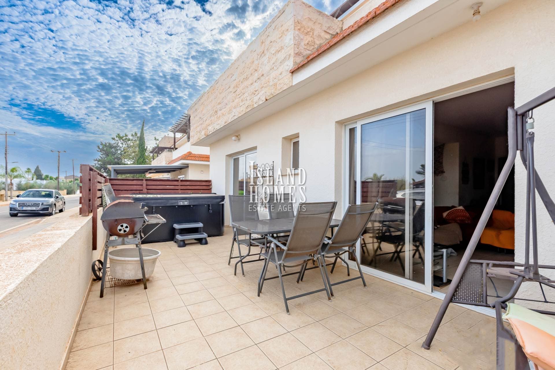 3 bedroom, 2 bathroom ground floor apartment with TITLE DEEDS ready to transfer and a communal SWIMMING POOL, located in the charming village Liopetri - LCL106