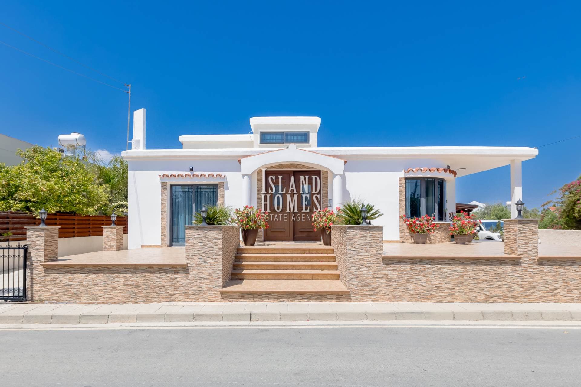 4 bedroom, 3 bathroom spacious villa with TITLE DEEDS ready to transfer on a 470m2 corner plot in a quiet but convenient location of Vrysoulles   VRY127