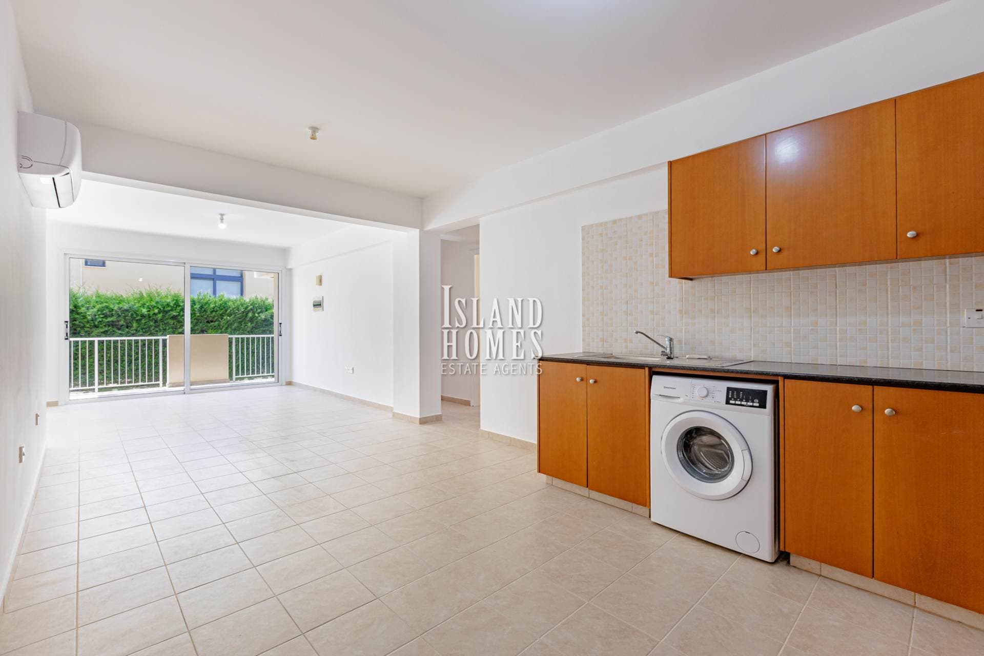 2 bedroom, first floor apartment with TITLE DEEDS ready to transfer and 22m2 veranda on popular complex with communal SWIMMING POOL in a quiet location of Deryneia - MAD112<br />