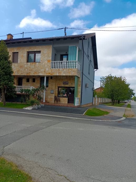 Obiteljska kuća u Osijeku sa poslovnim prostorom( zamjena za stan)