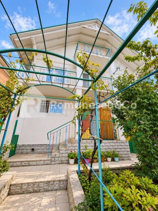 Casă individuală de 220 mp, 3 nivele, teren 3,5 ari – Rîșcani, str. Petricani - case