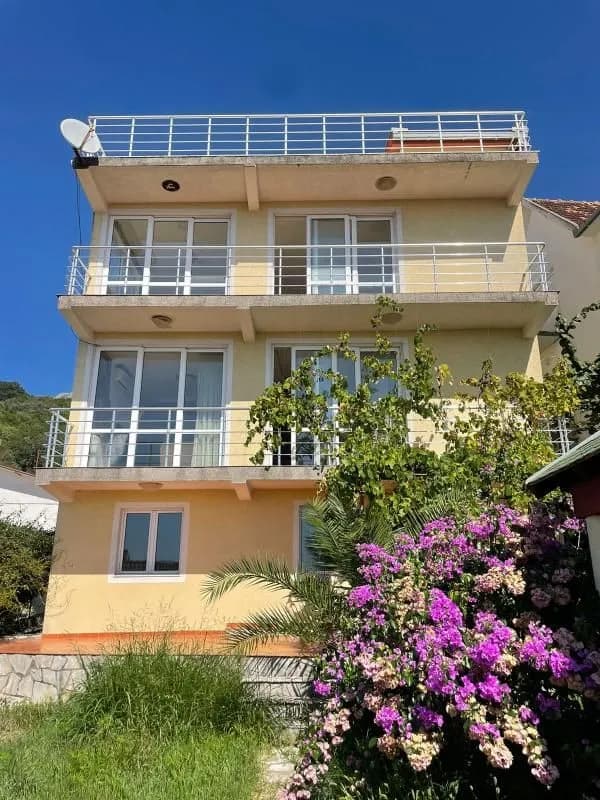 Villa and guest house in Dobra Voda with sea view.
