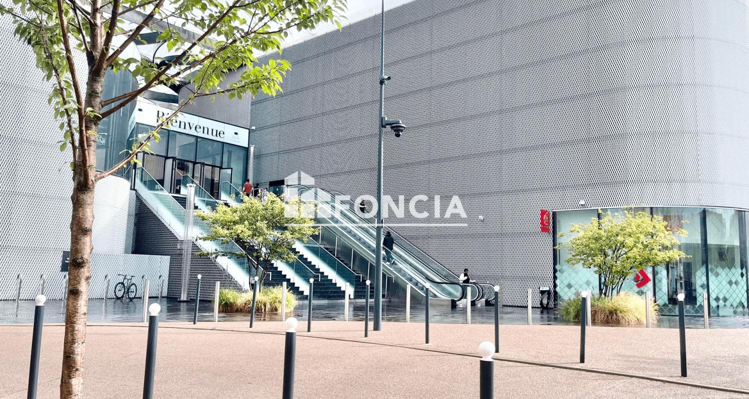 PROCHE CENTRE COMMERCIAL