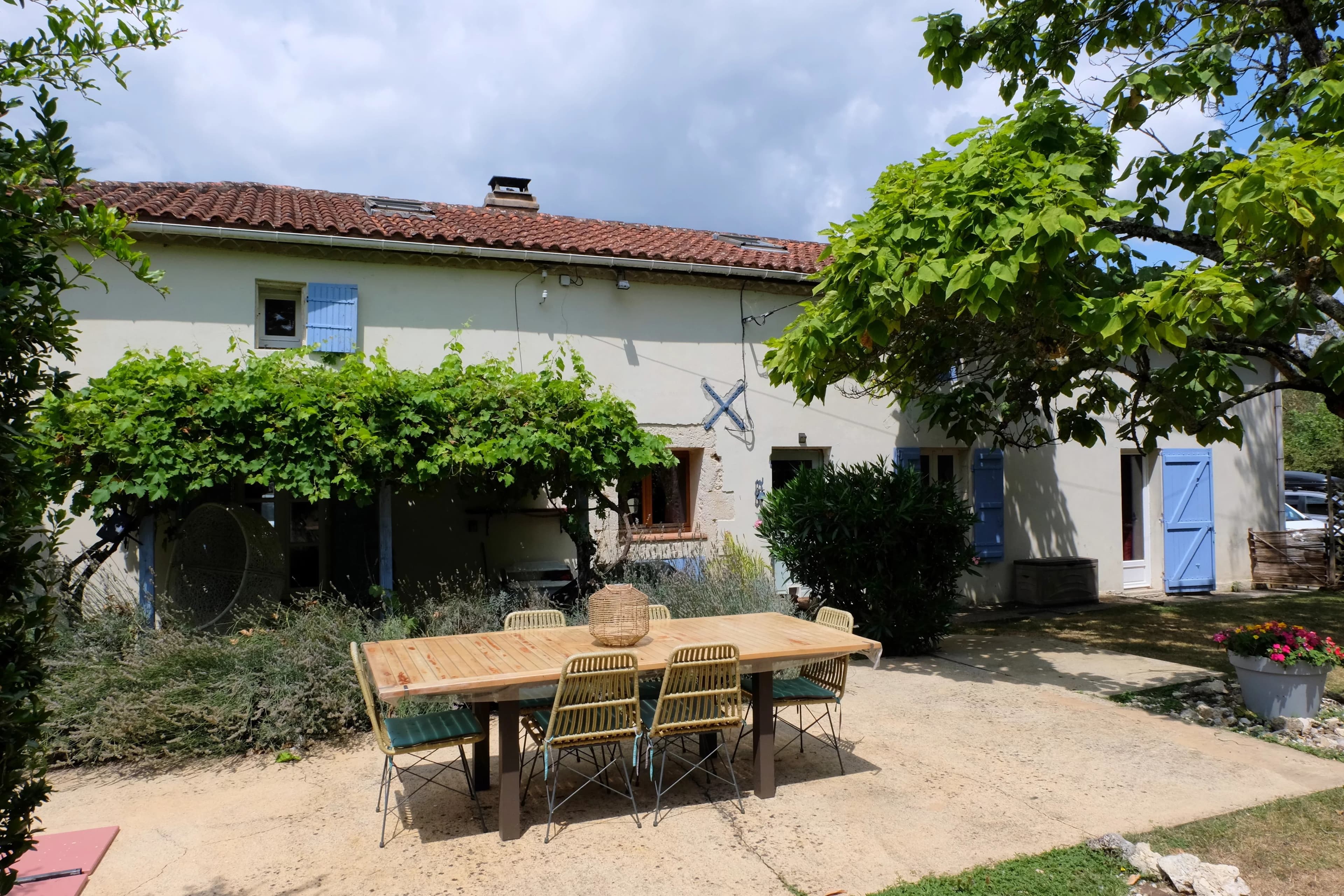 Maison de caractère en pierre avec belle gite piscine et grange .