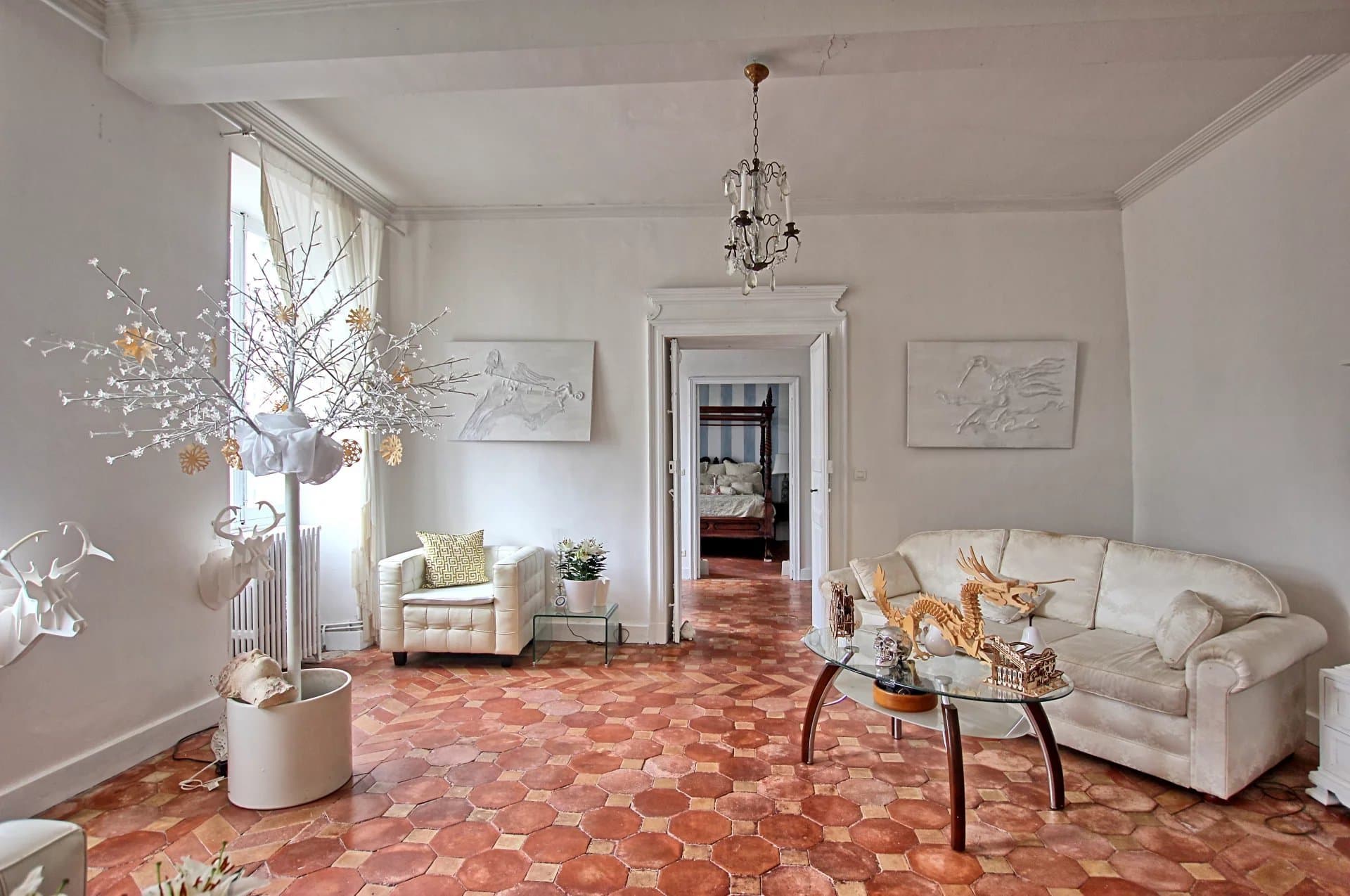 Château avec dépendances et terrain de 36800m2