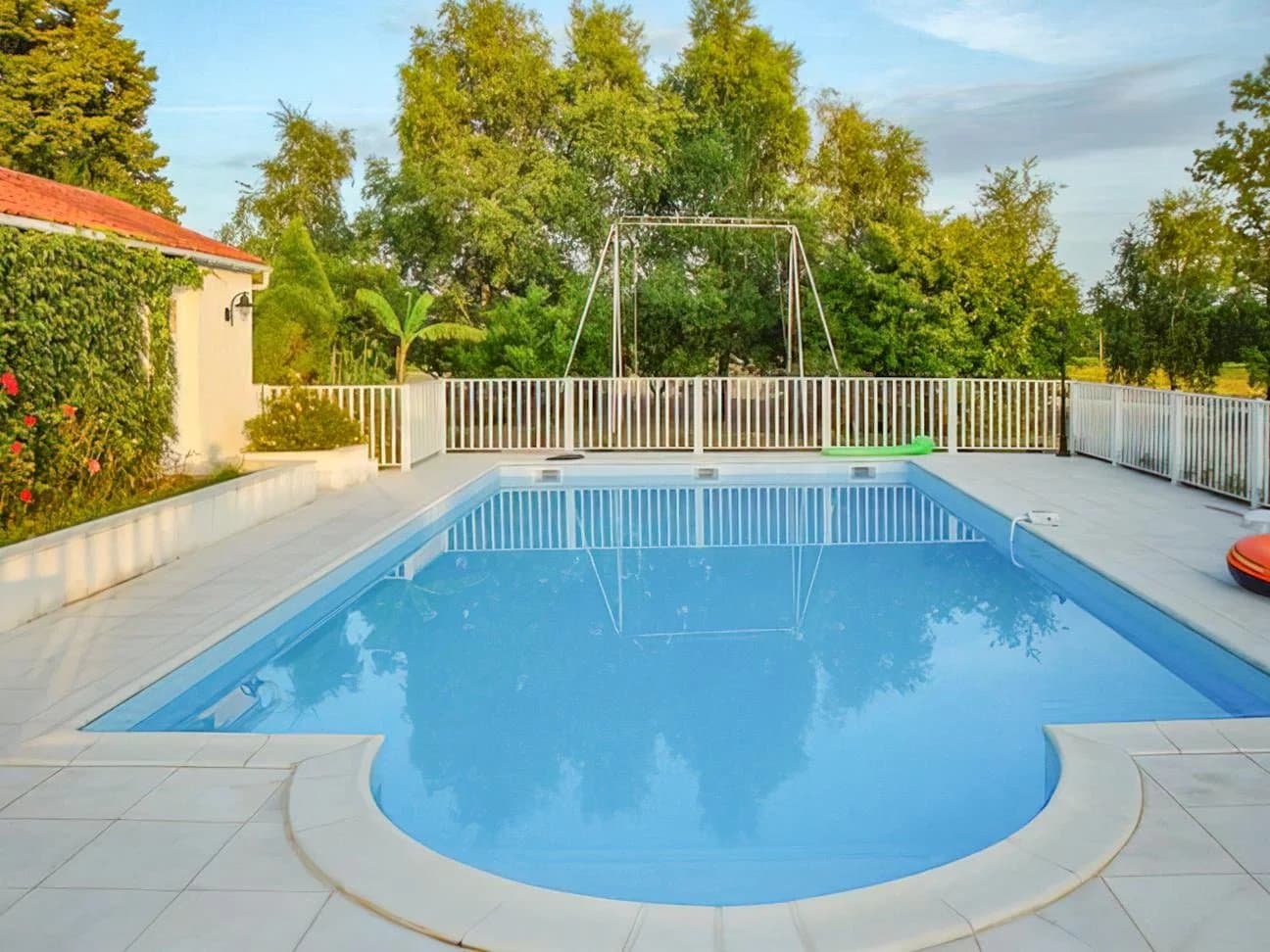 Spacieuse maison à la campagne avec piscine près de Cognac