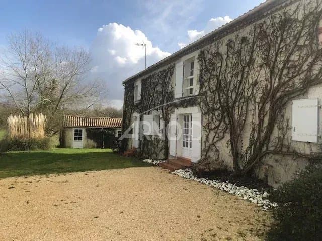 - Maison de Caractère