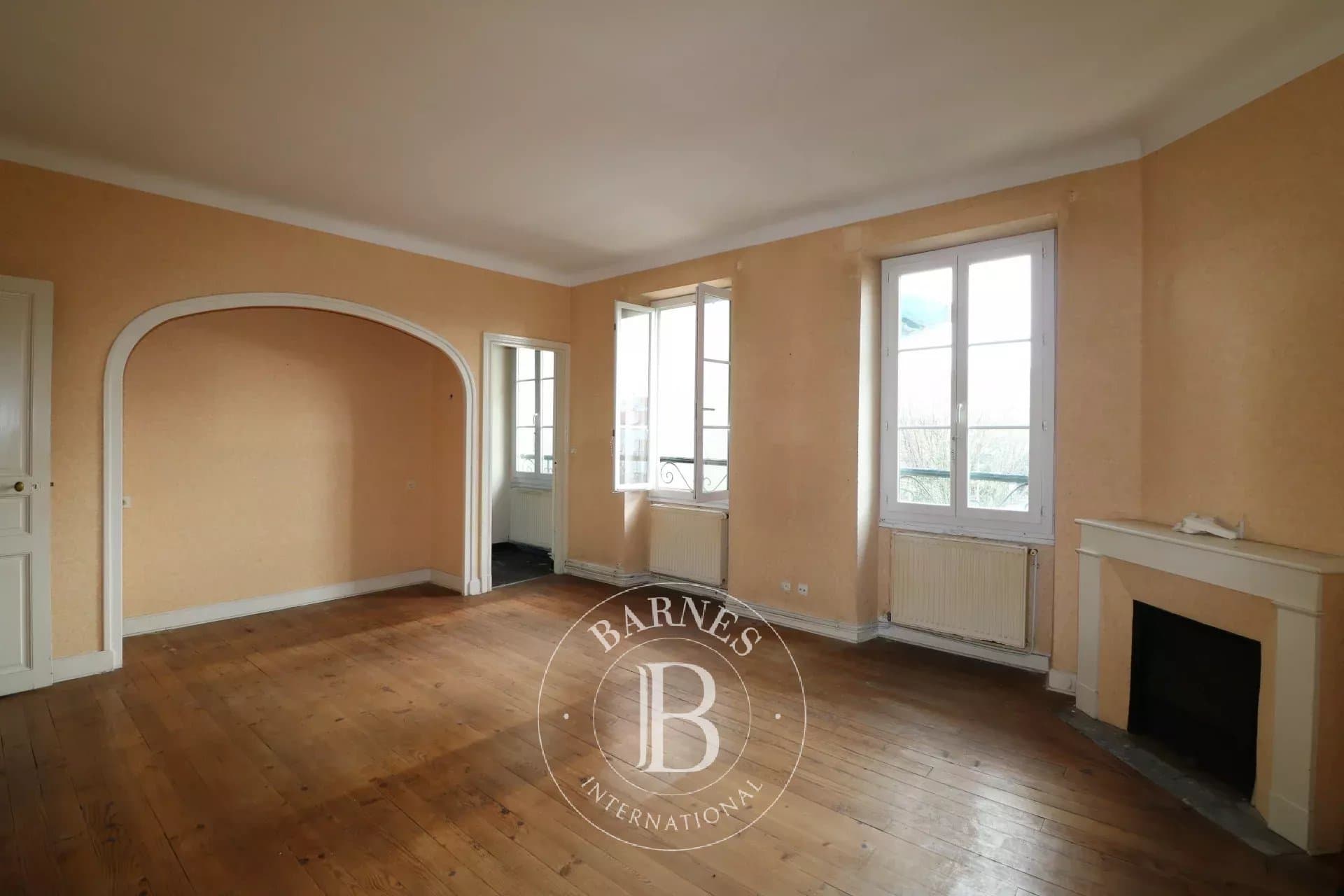 BIARRITZ, CENTRE-VILLE, APPARTEMENT TRAVERSANT À RÉNOVER