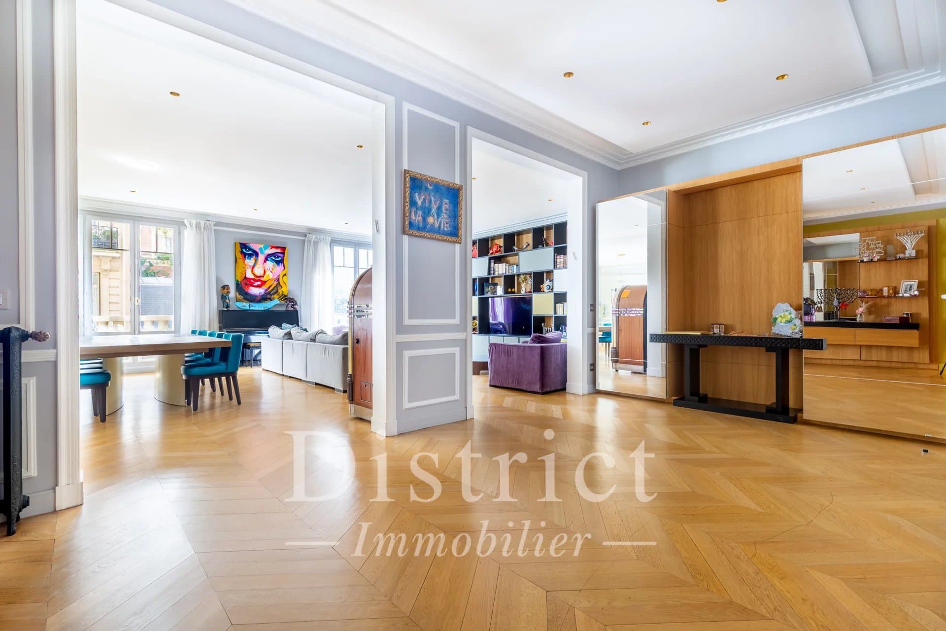 Triangle d'Or - Place François 1er/Montaigne. Un appartement d'exception de 284,14m² en excellent état, plein Sud et avec de très beaux volumes! Parking.