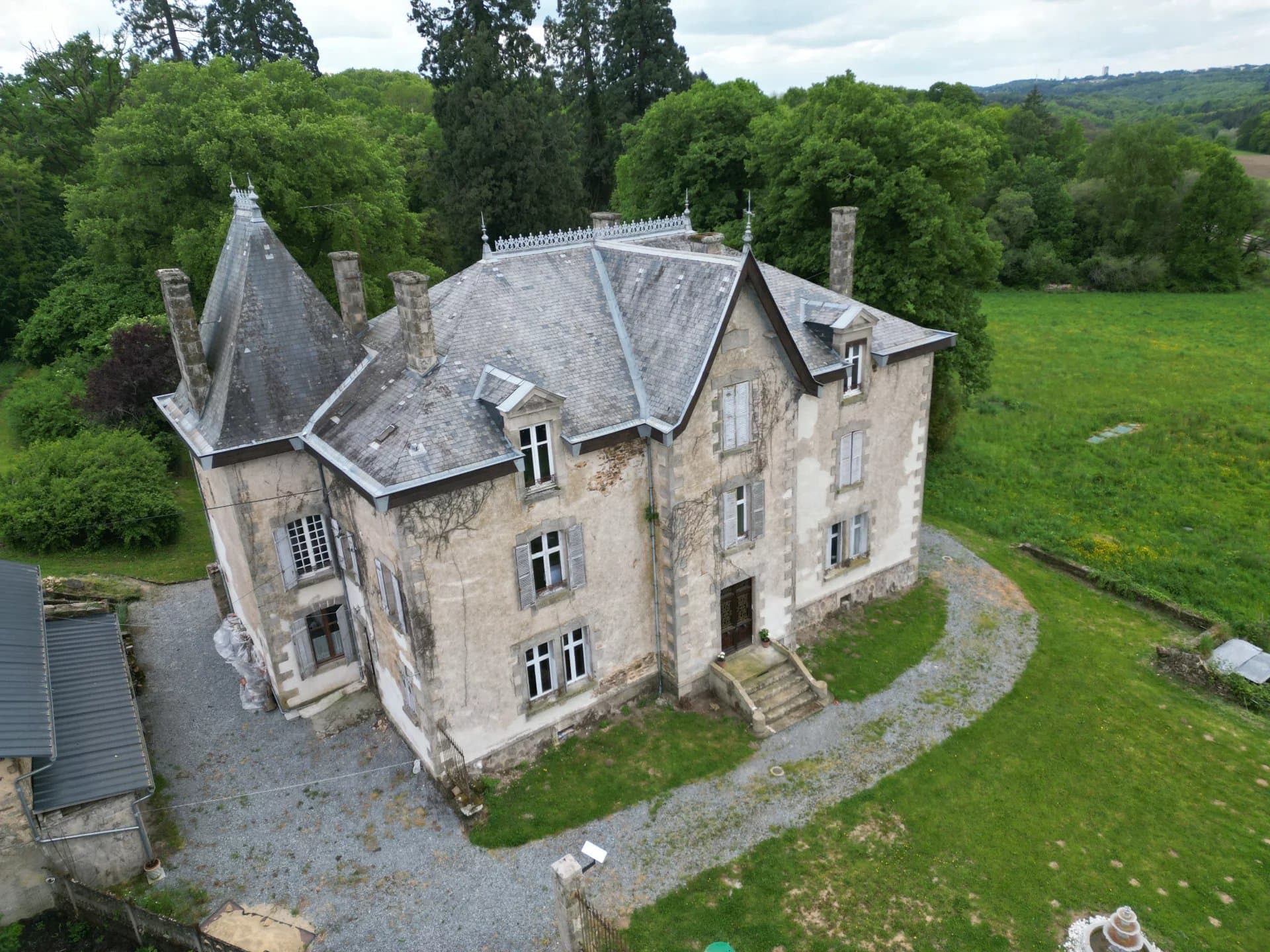 Grand château près de Limoges, offrant un potentiel exceptionnel pour une résidence, un hôtel de charme ou des chambres d'hôtes.