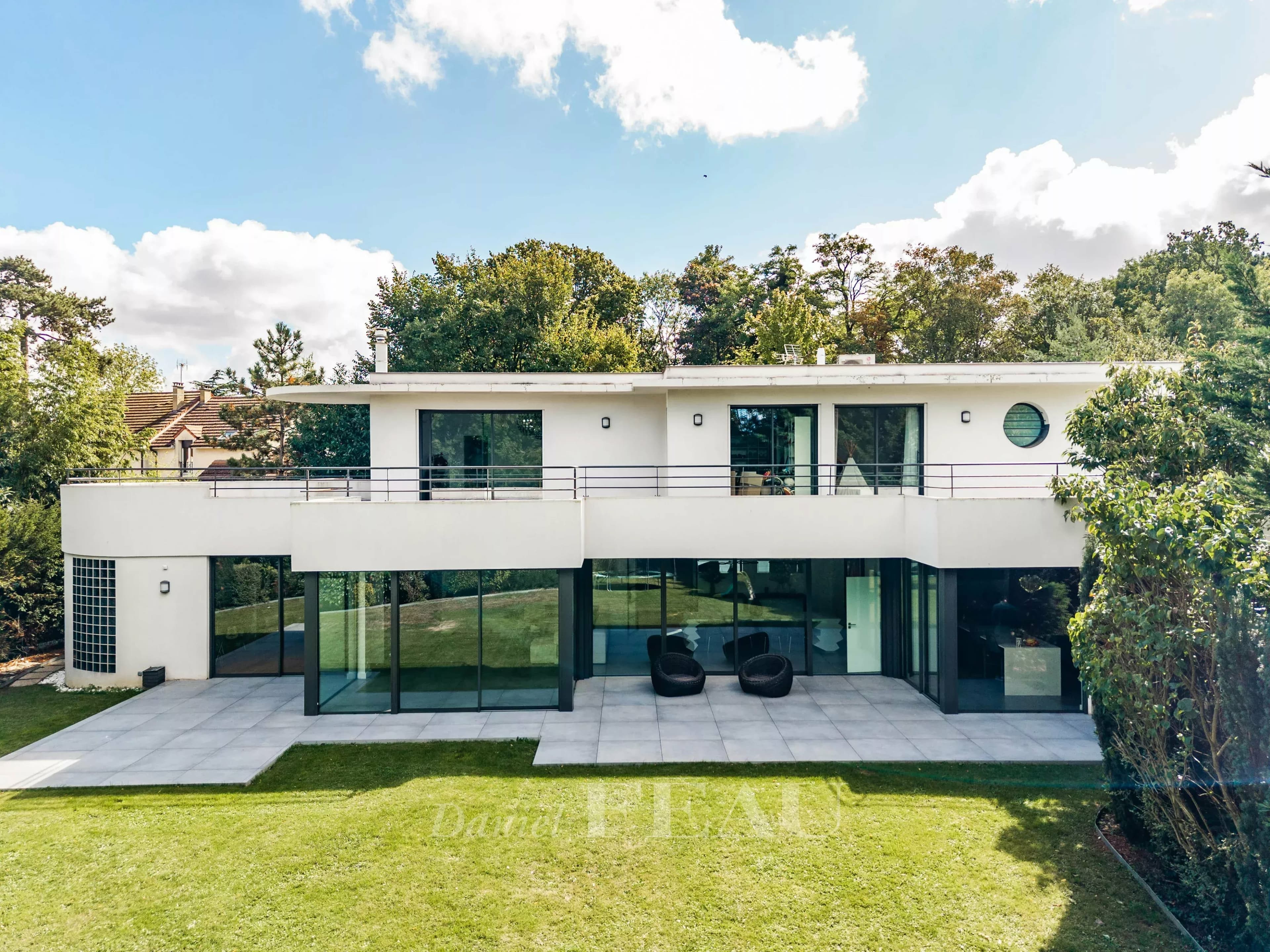 EXCLUSIVITÉ- La Celle-Saint-Cloud – Élégante maison contemporaine avec piscine intérieure