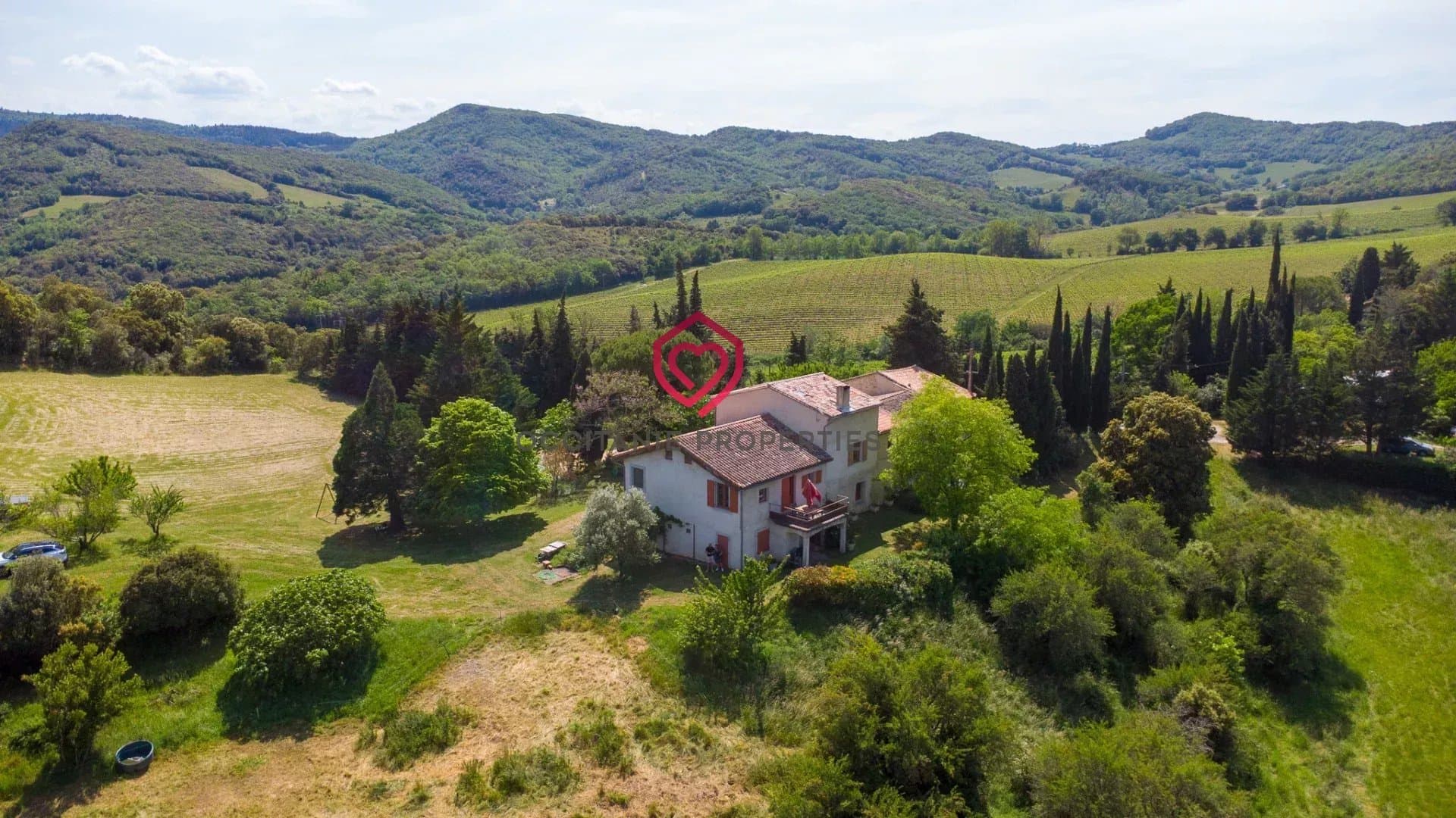 Ancien Domaine Viticole avec gîtes et studio