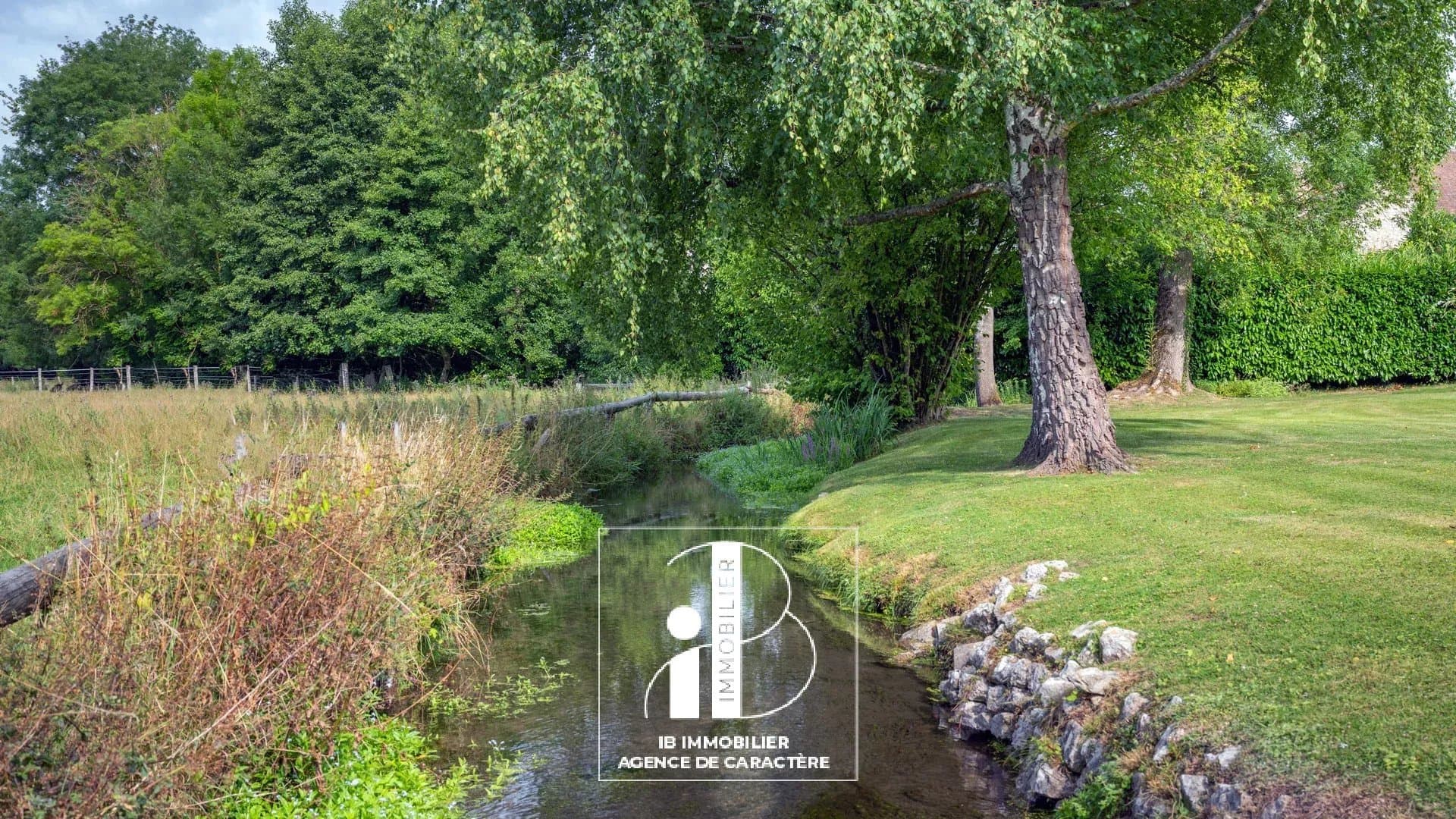 SUD FONTAINEBLEAU - VILLAGE DE CARACTERE - DEMEURE DE CHARME 335M² carrez avec JARDIN 2.075M² - SITE BUCOLI