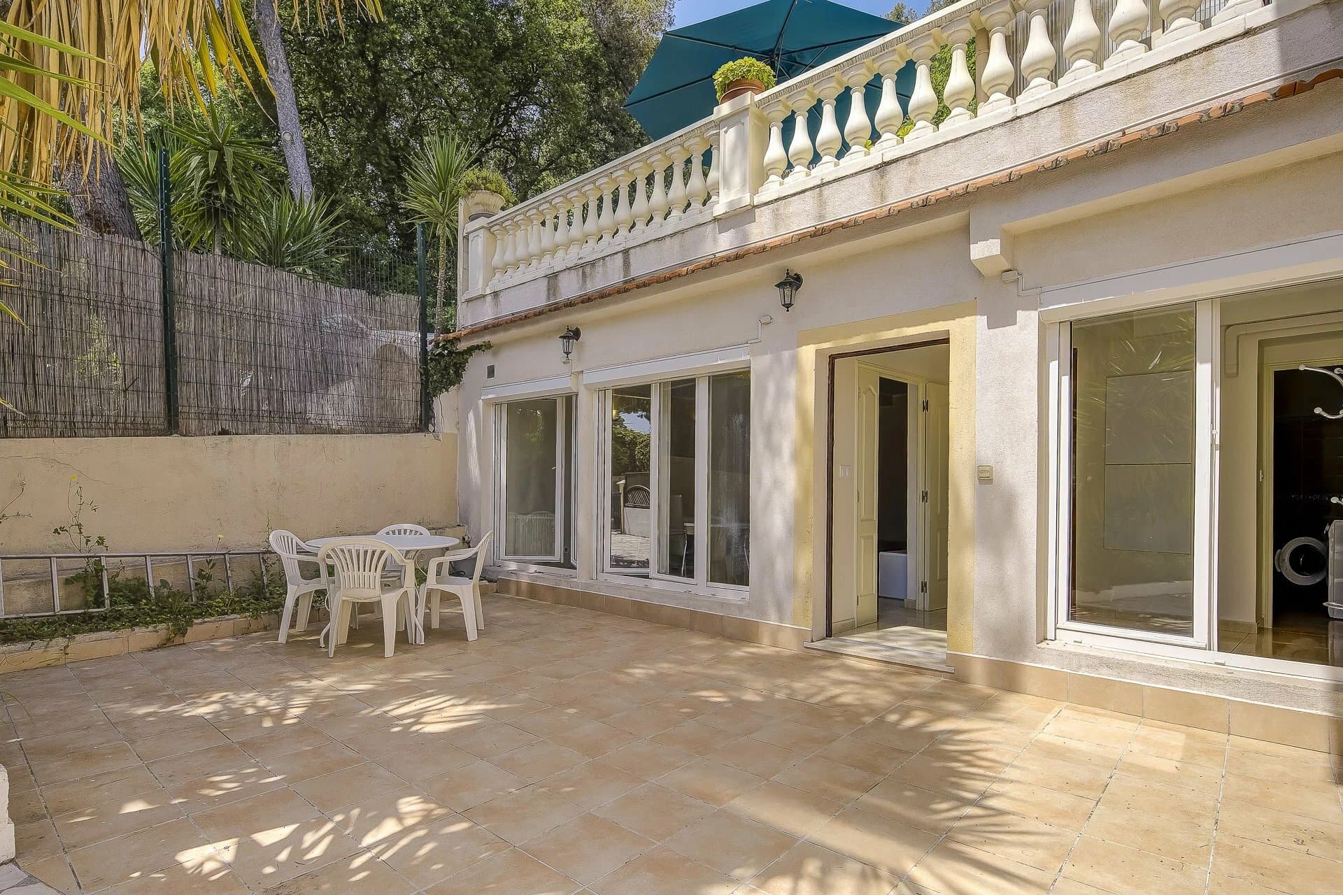 CAGNES-SUR-MER - BAS DE VILLA DE 4 PIÈCES AVEC TERRASSE ET STATIONNEMENT