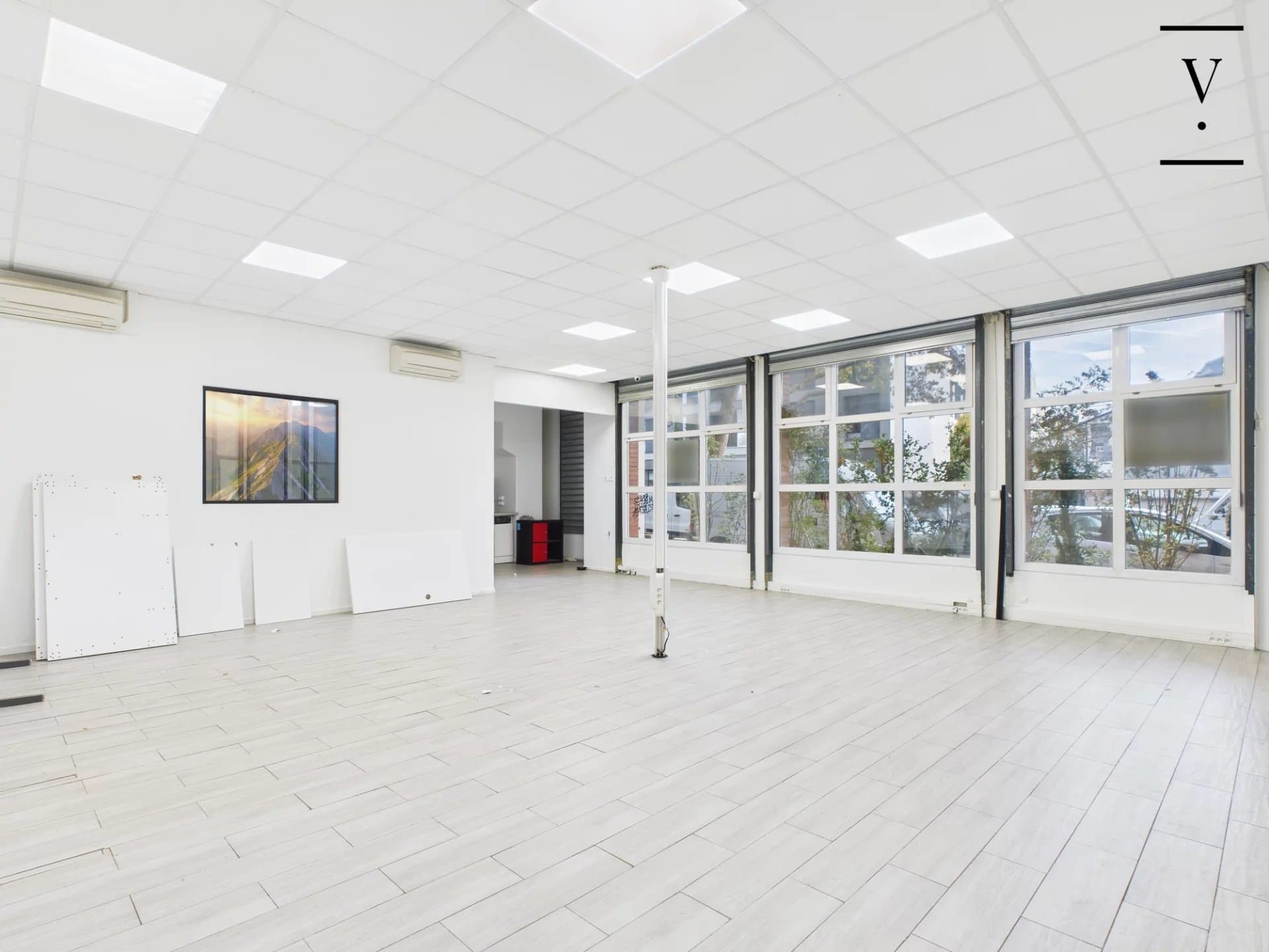 À VENDRE – LOCAUX COMMERCIAUX / BUREAUX – MONTREUIL (limite Vincennes / Saint-Mandé)