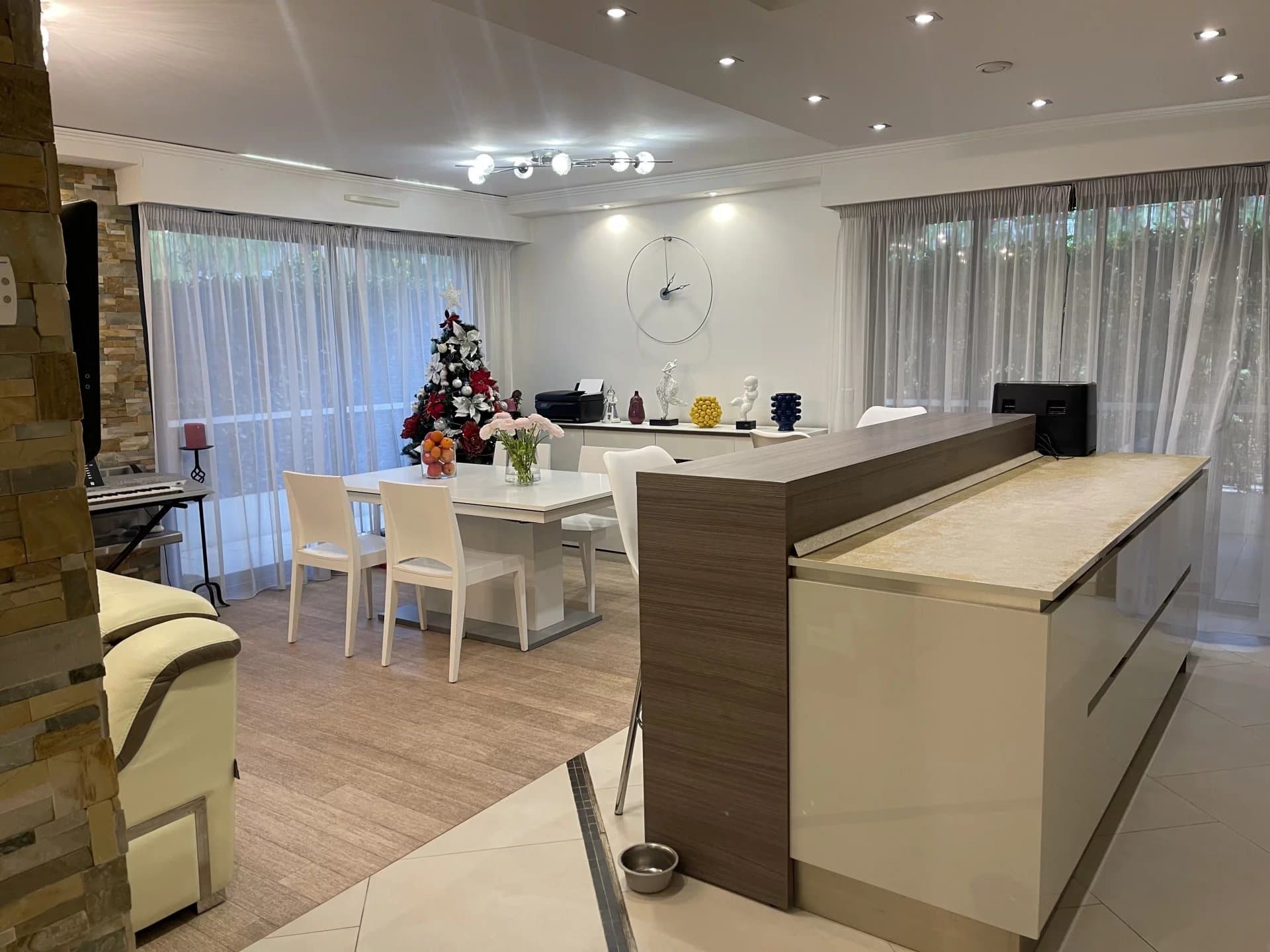 Appartement-villa 130 m2 avec terrasse 80 m2 au cœur d’une résidence de prestige, à deux pas de la mer