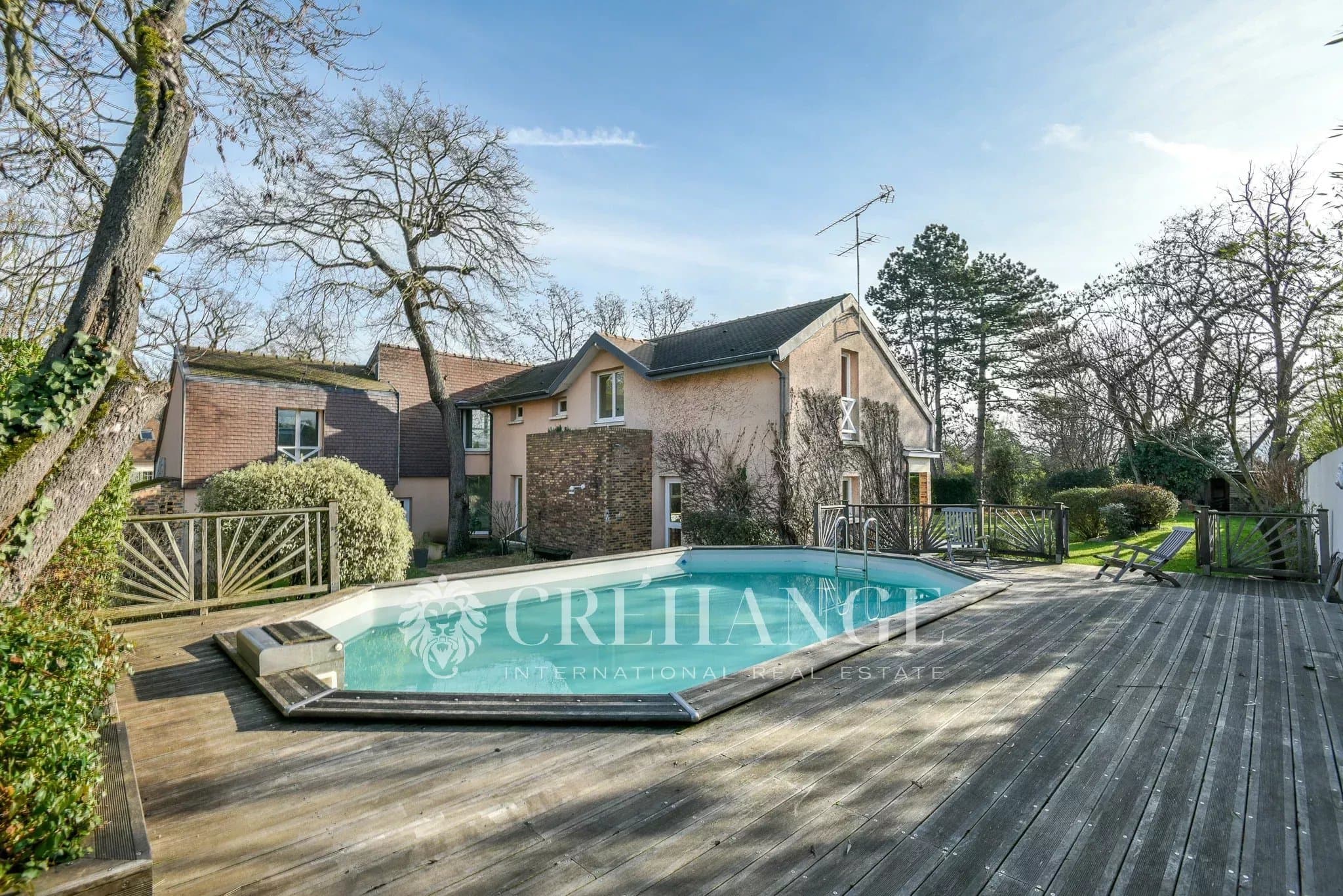 Le Vésinet Sud - Maison 9 P - 261,66m² sur jardin arboré avec piscine.