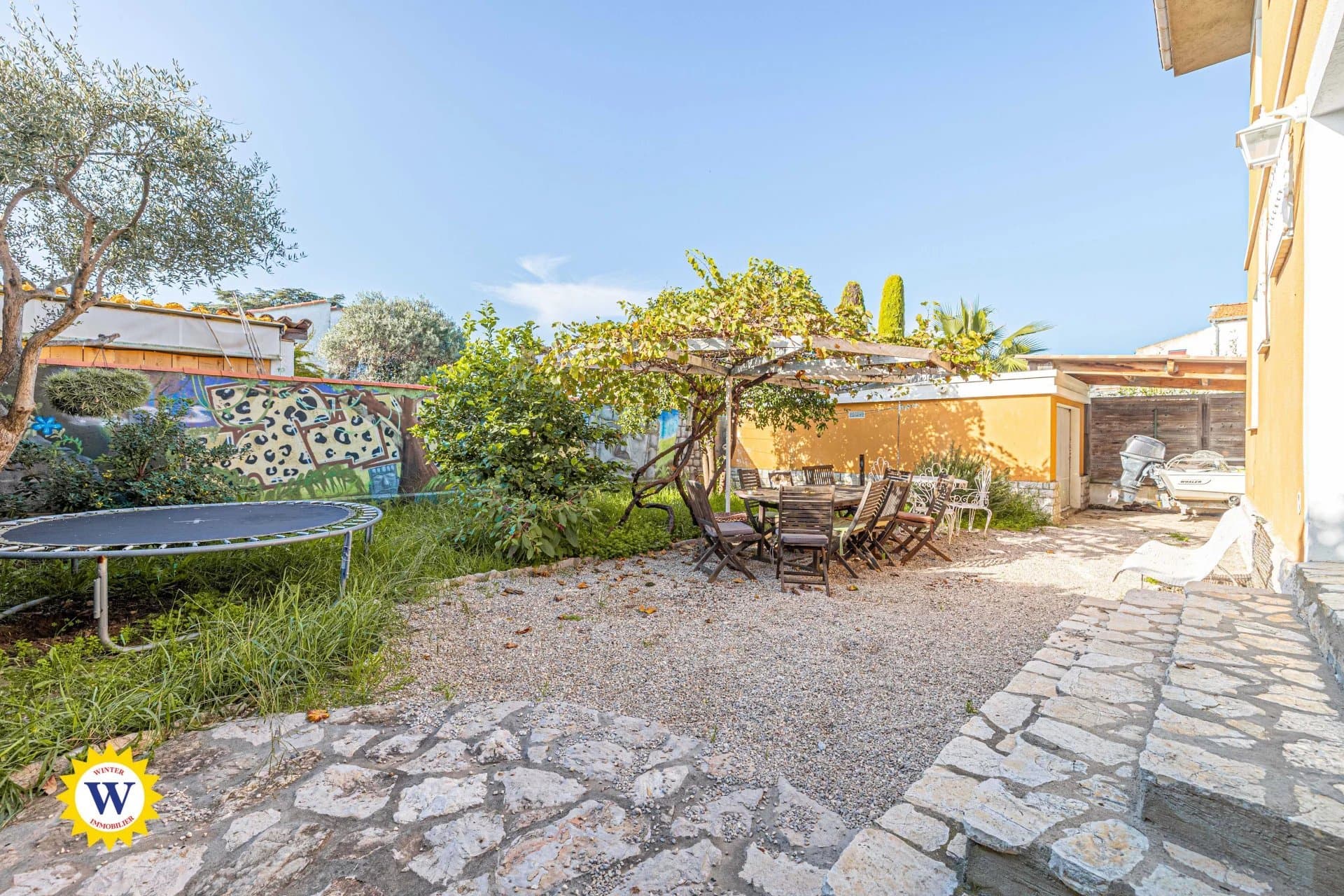 VILLENEUVE-LOUBET PLAGE - Superbe maison individuelle composée de 2 appartements, 147 m2 sur 2 niveaux, jardin, garage, au calme absolu ! Garage et place de parking, A 5 min. à pied des plages !