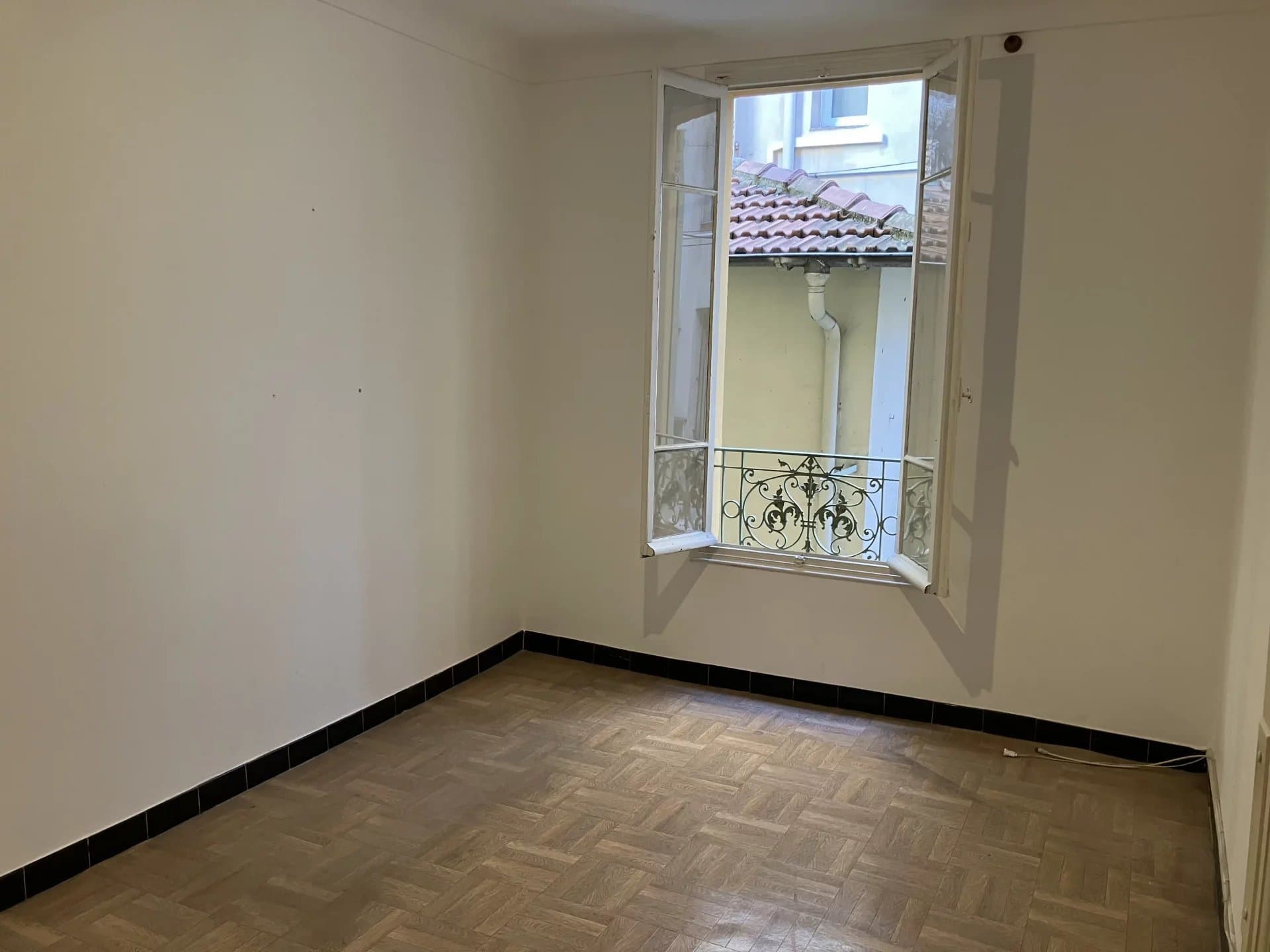 NICE CENTRE - APPARTEMENT 2 PIÈCES DE 42M2 - A RÉNOVER