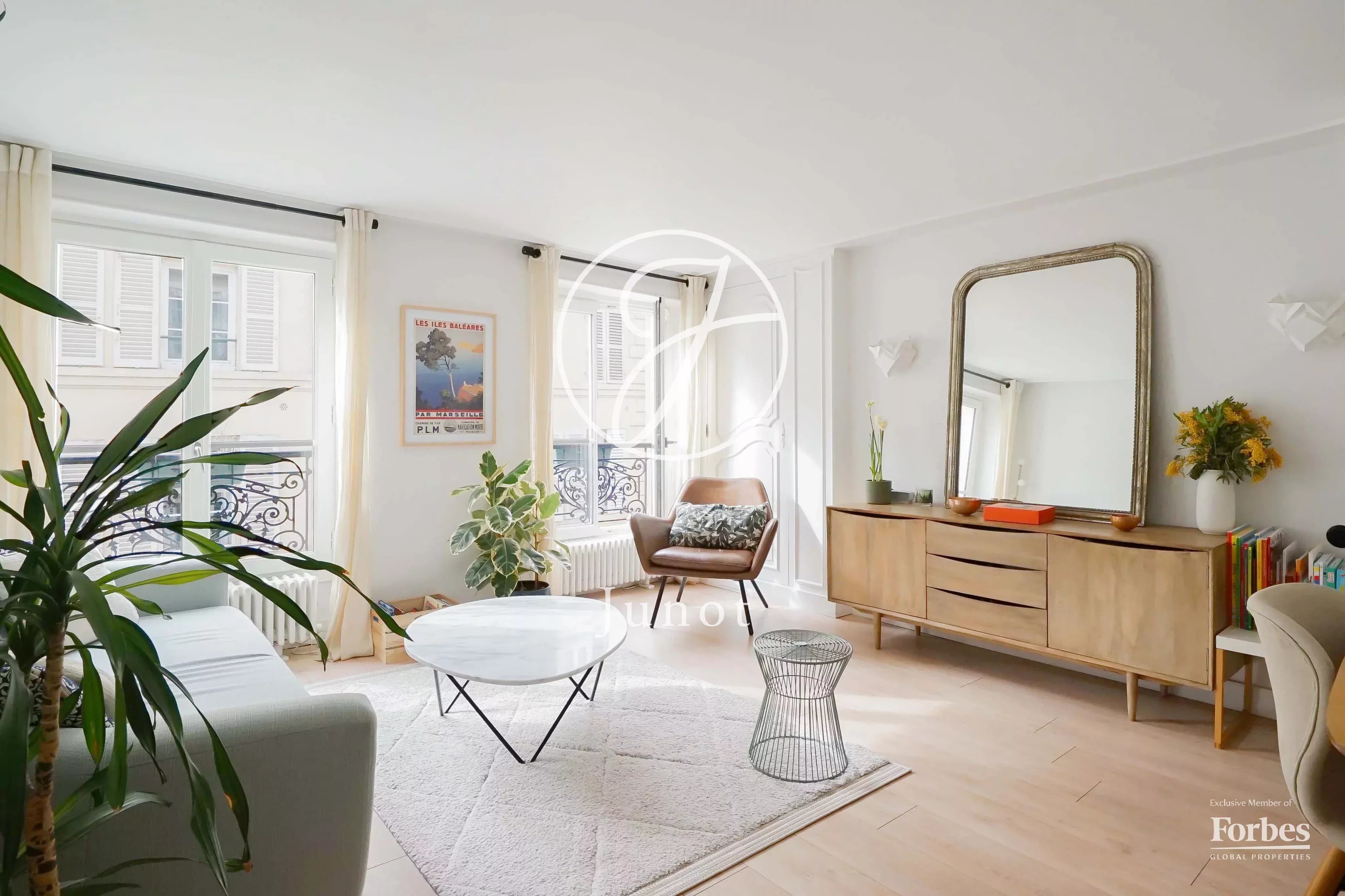 Paris 7e - RUE ROUSSELET - Appartement à vendre - 3 pièces - 67,84m² Carrez - 68,76m² au sol - 2 chambres - Traversant.
