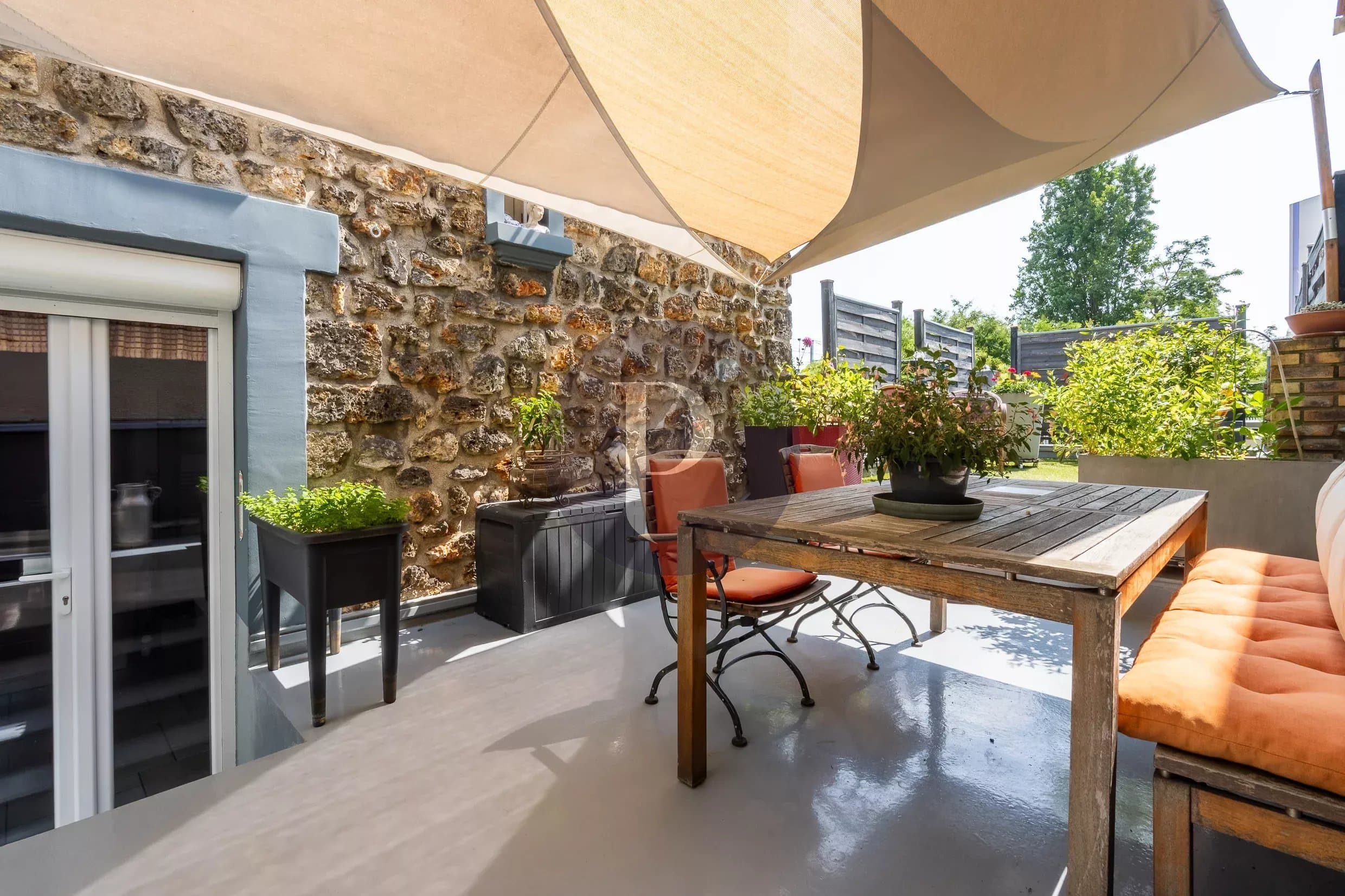 94110 - ARCUEIL - LAPLACE - MAISON EN PIERRE MEULIERE 132 m² AVEC TERRASSE ET DOUBLE GARAGE