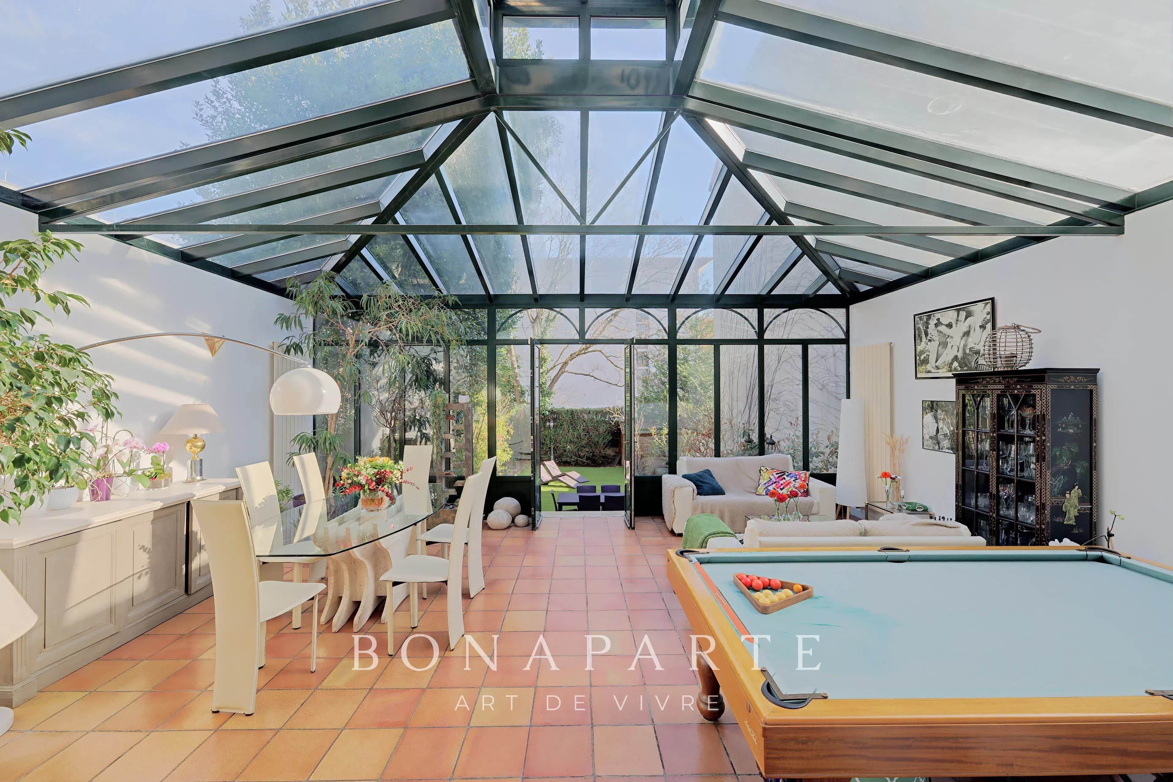 SURESNES - Maison en pierre meulière avec jardin à l’abri des regards – 204 m²