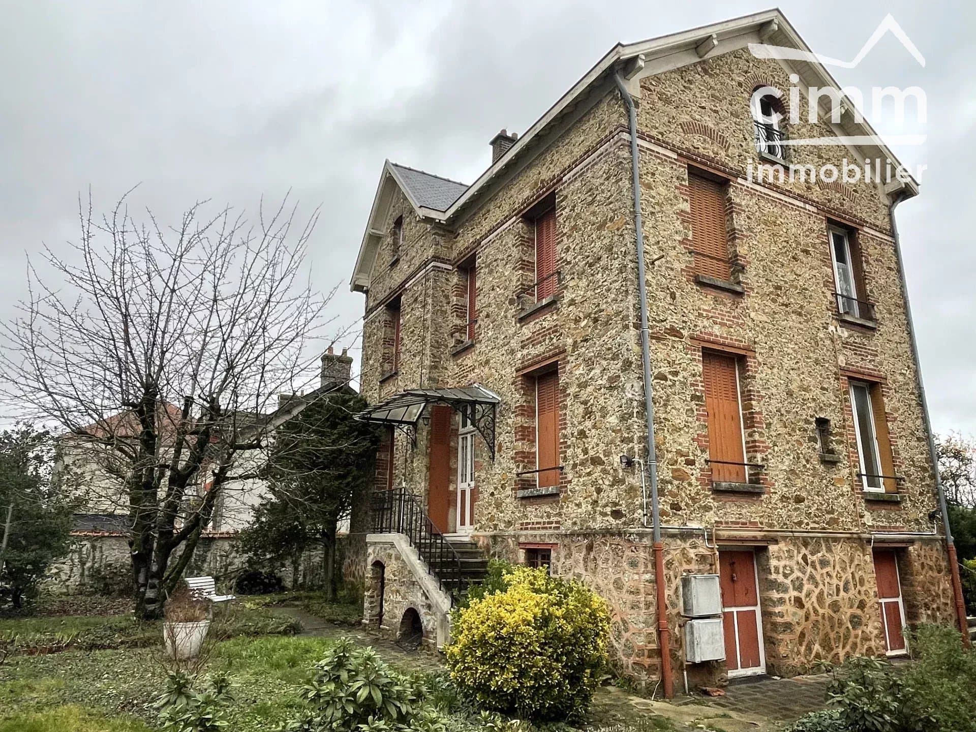 Immeuble de standing avec trois logements spacieux et lumineux + une maison indépendante