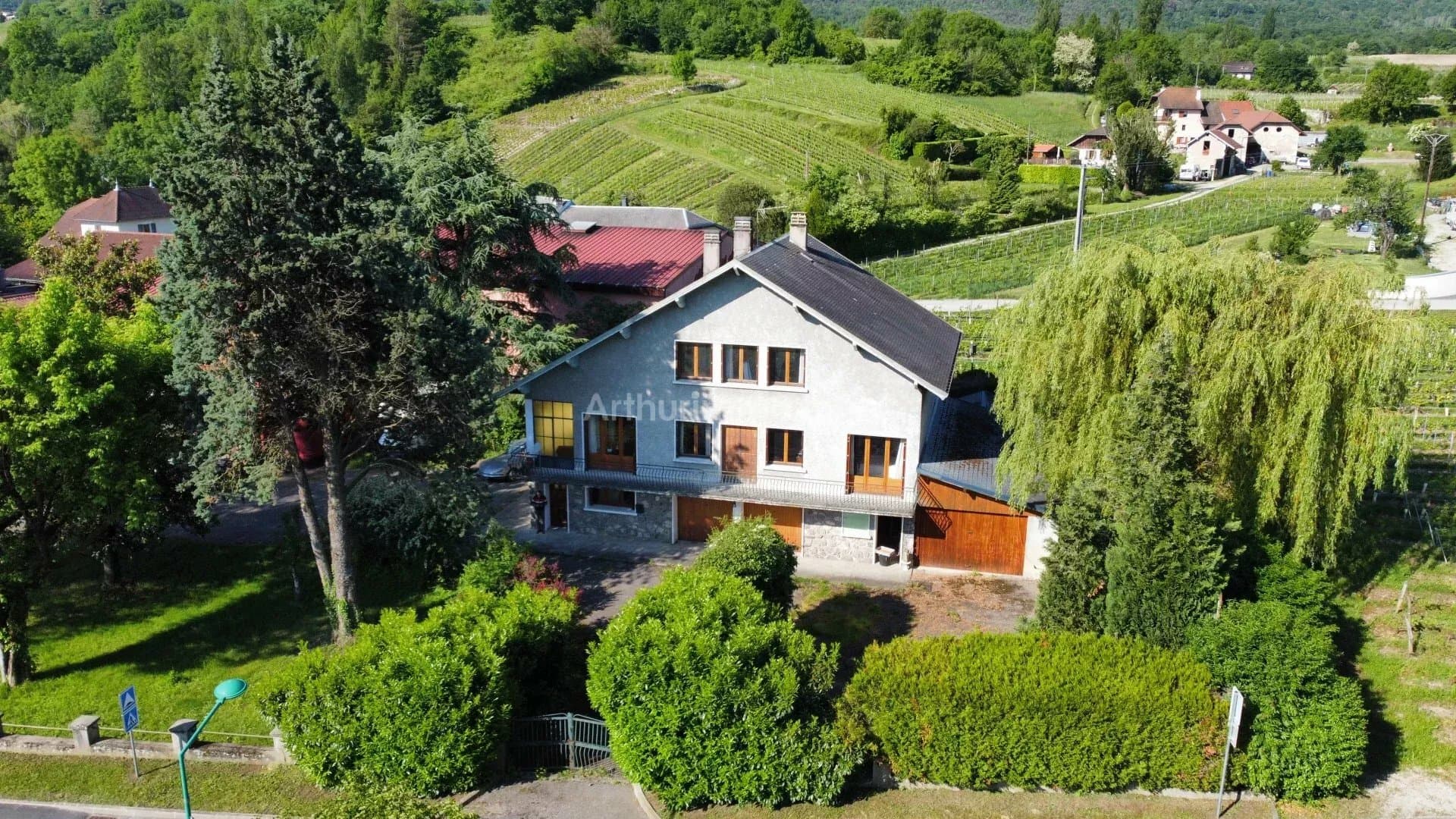 Porte-de-savoie : grande maison de famille à rénover ou diviser