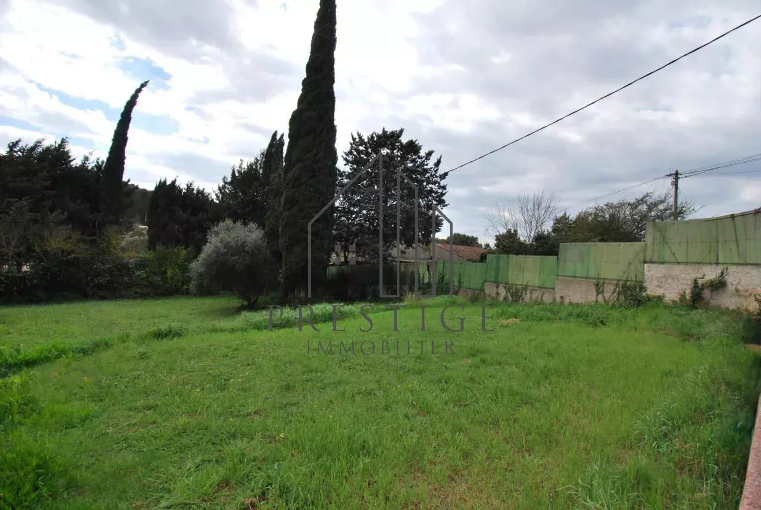 Terrain constructible de 702 m² libre constructeur