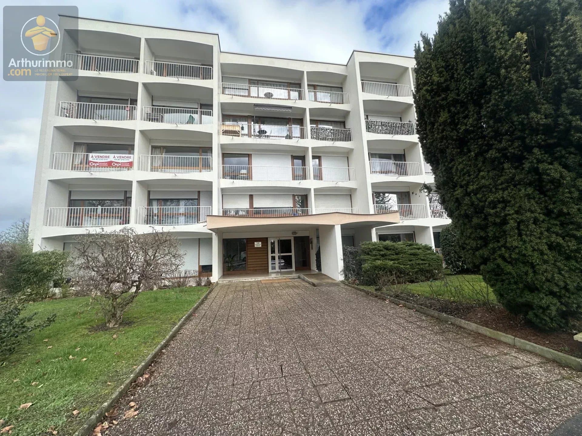 APPARTEMENT F2 AVEC GARAGE ET BALCONS
