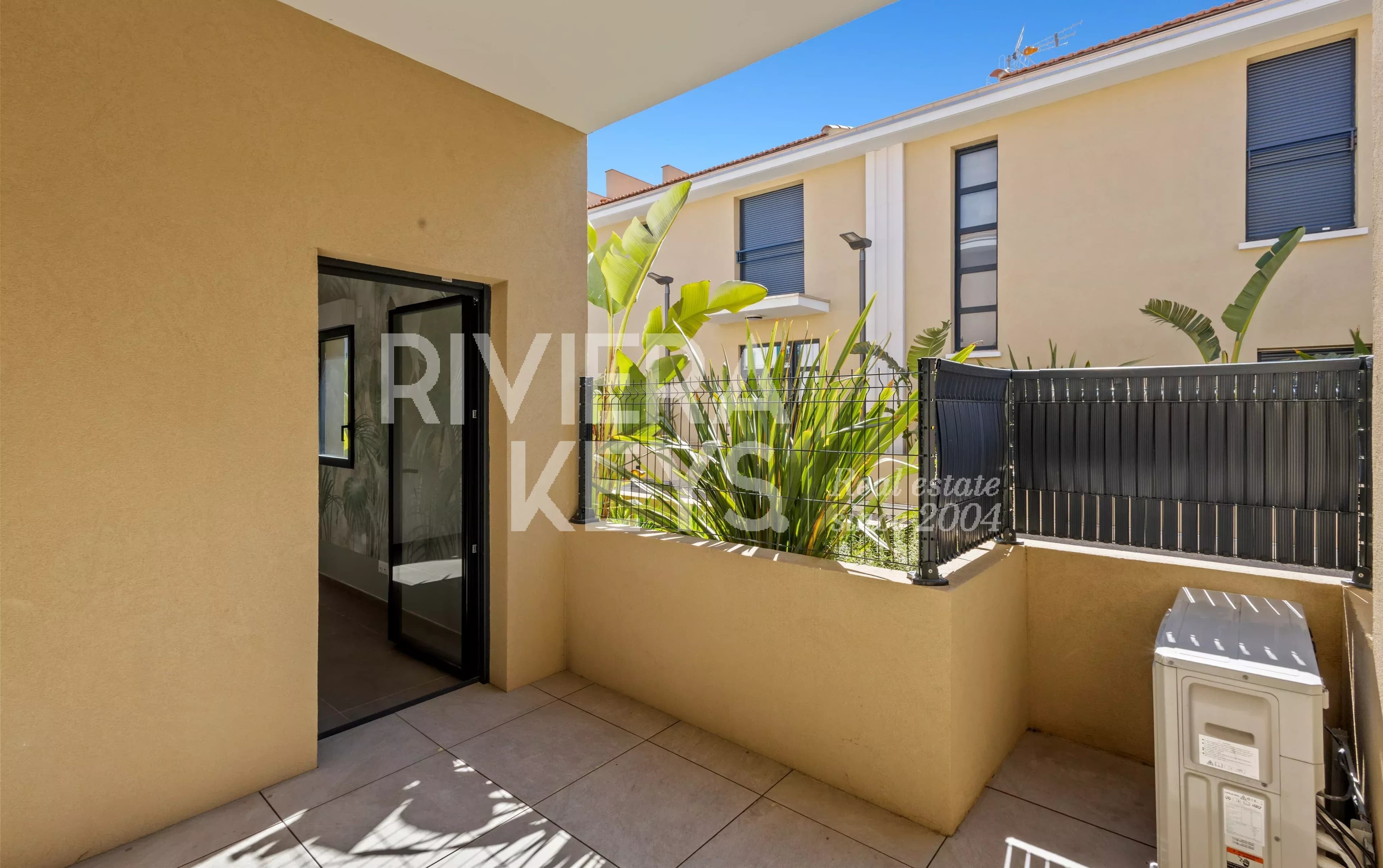 GOLFE-JUAN : Magnifique appartement 3 pièces neuf avec terrasse en rez-de-chaussée