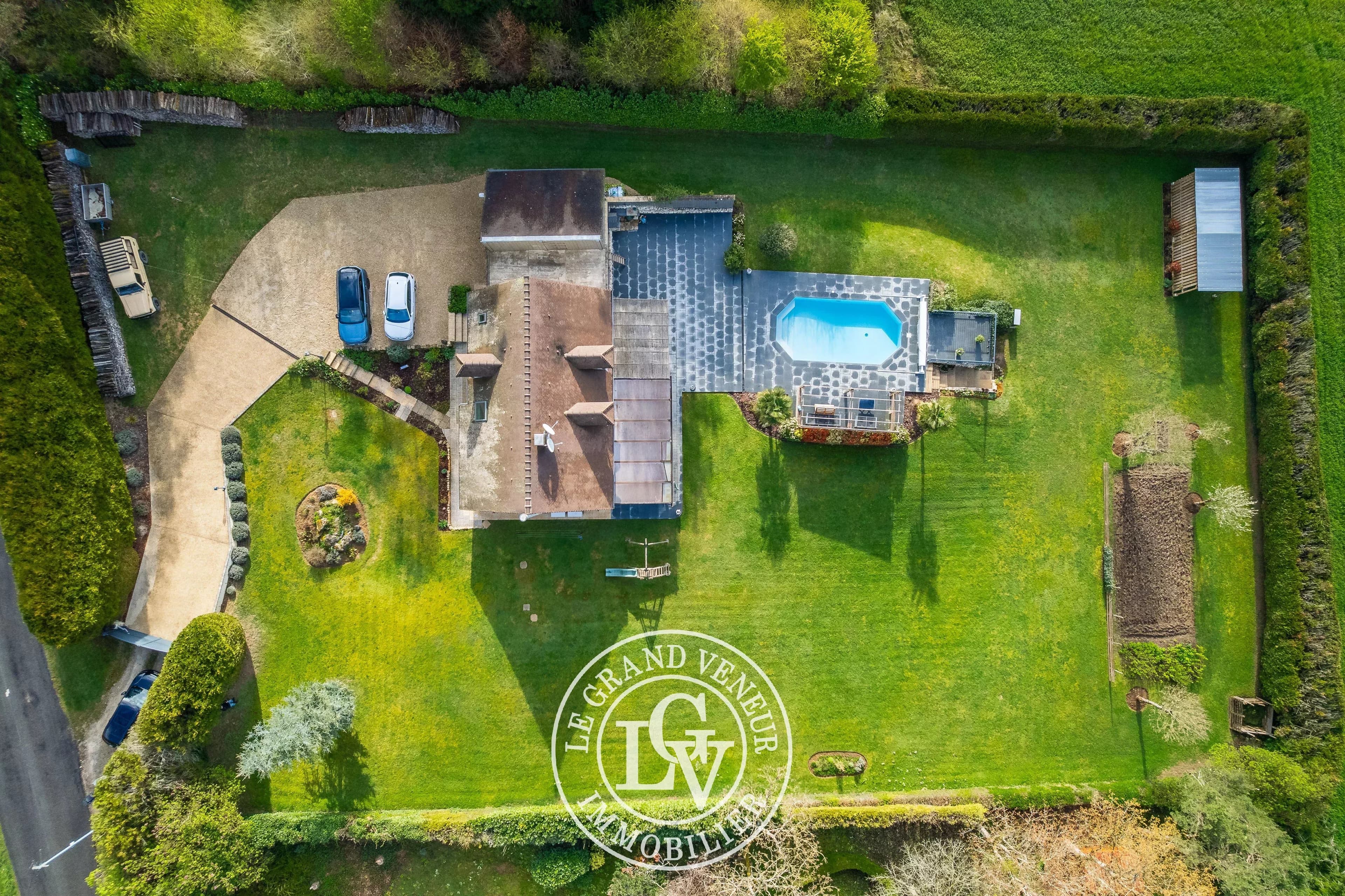 30 MIN SUD FONTAINEBLEAU - PALEY - MAISON DE CHARME DE 150 M² AVEC PISCINE SUR 3500 M² DE TERRAIN AU CALME ABSOLU