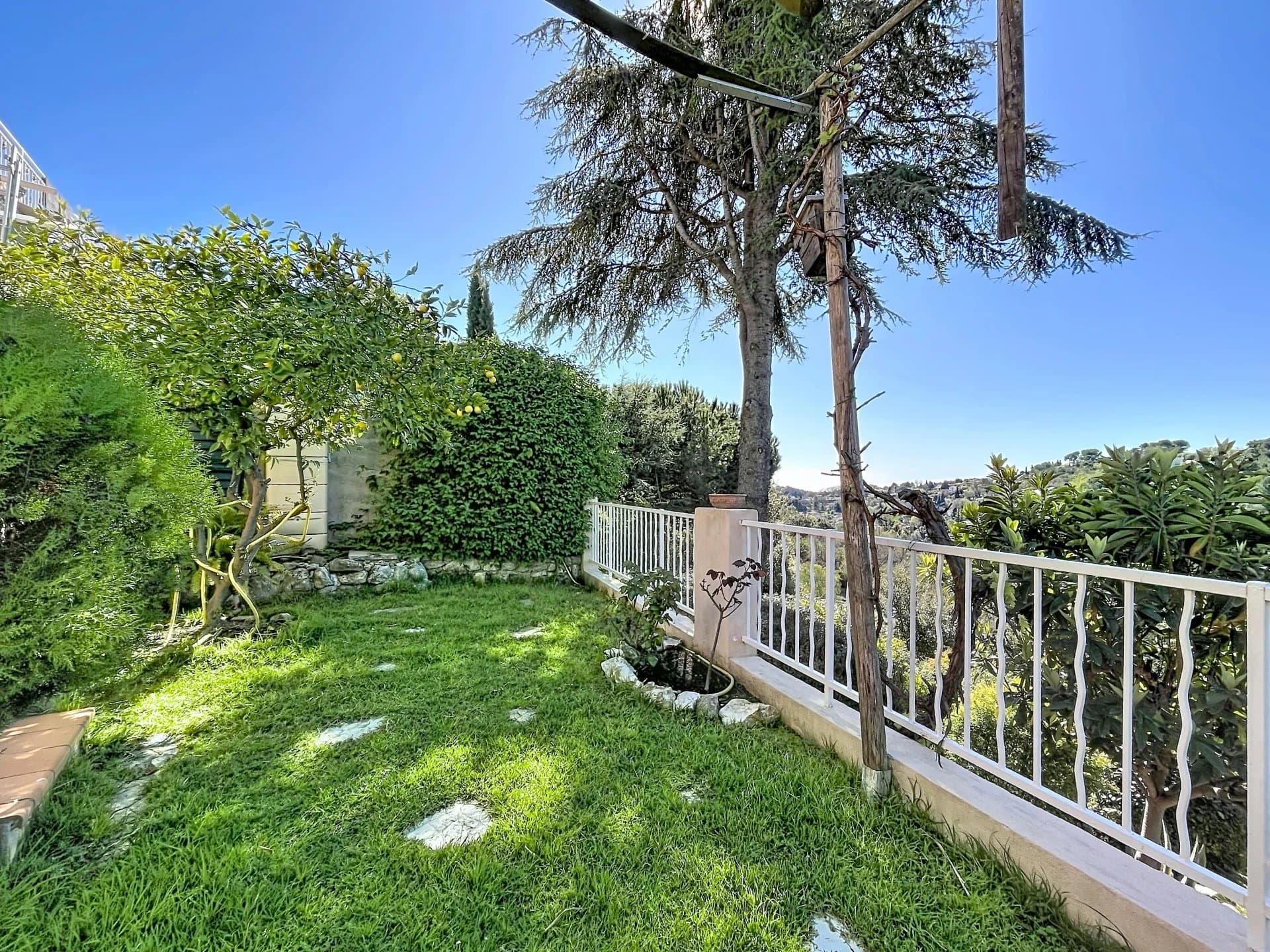 VENCE - MAISON MITOYENNE AVEC JARDIN, VUE DÉGAGÉE ET CALME ABSOLU