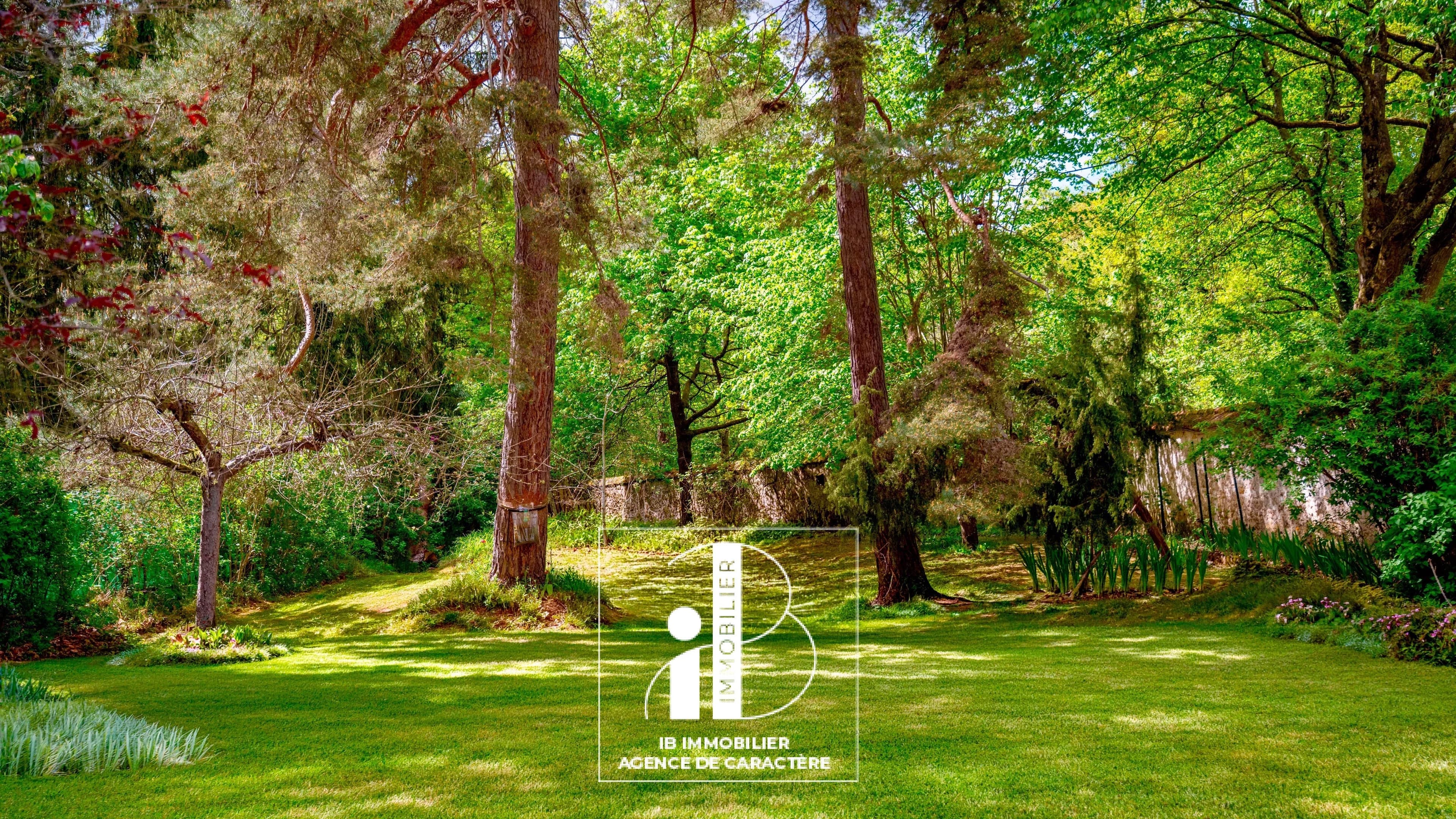 FONTAINEBLEAU - PROPRIETE BOURGEOISE DE 250 M² AVEC JARDIN