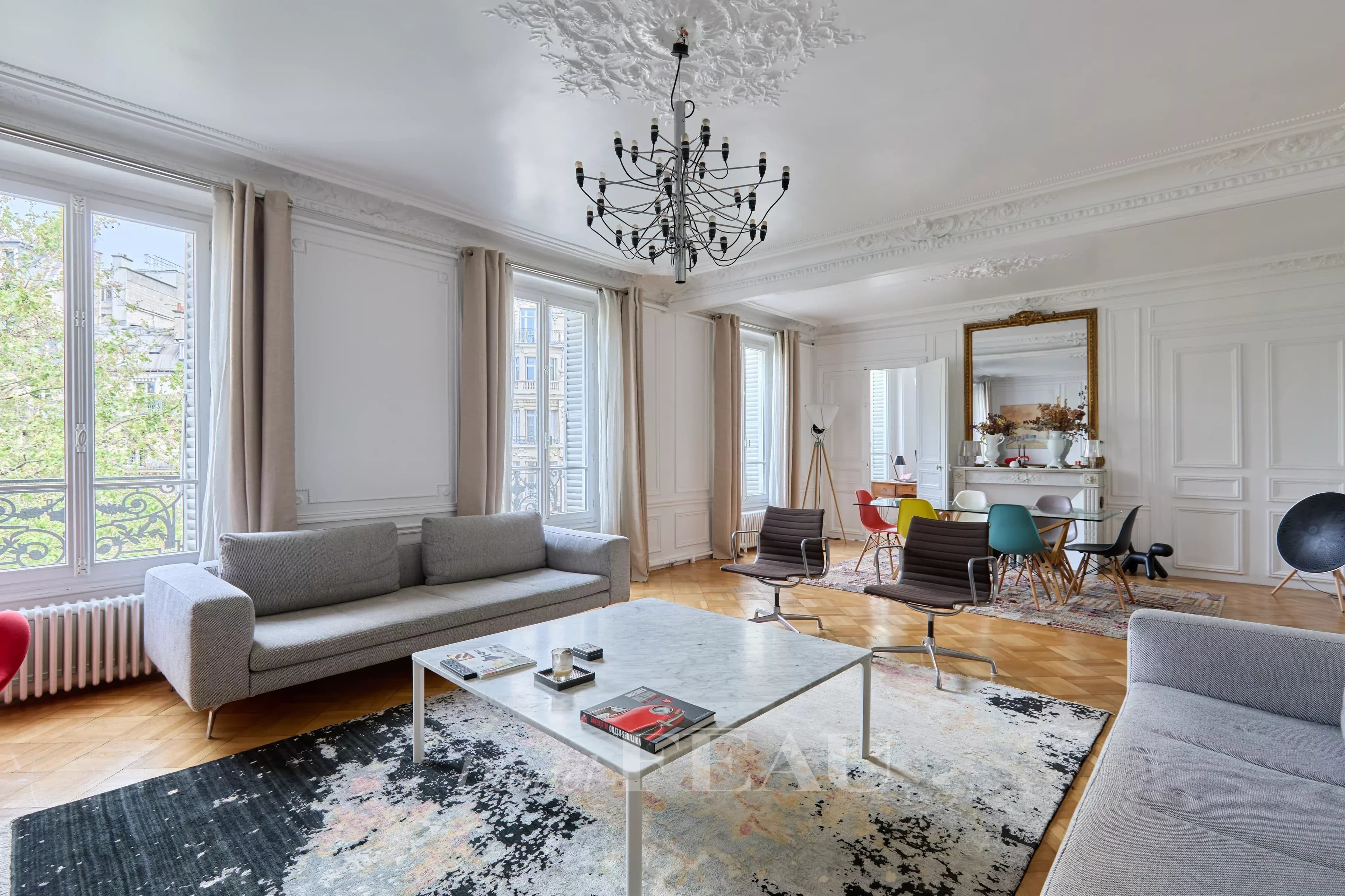 Paris VIIIe - Proche Parc Monceau - 4ème étage - 173 m² - 3 chambres