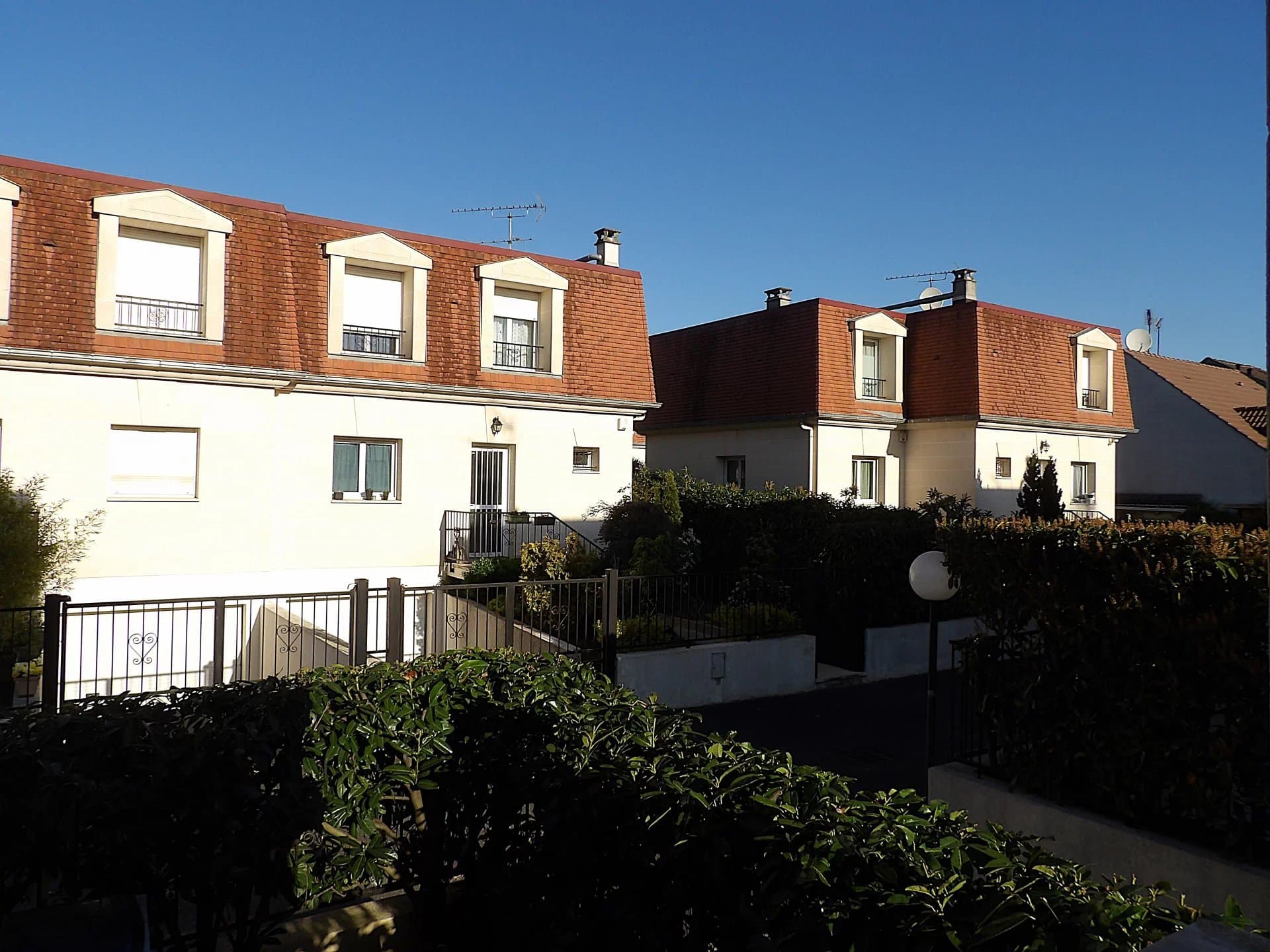 PRODUIT D'INVESTISSEMENT : IMMEUBLE DE STANDING DE 6 HABITATIONS AVEC JARDINS ET DOUBLE PARKING A 500 METRES DE LA GARE ! > 78 K