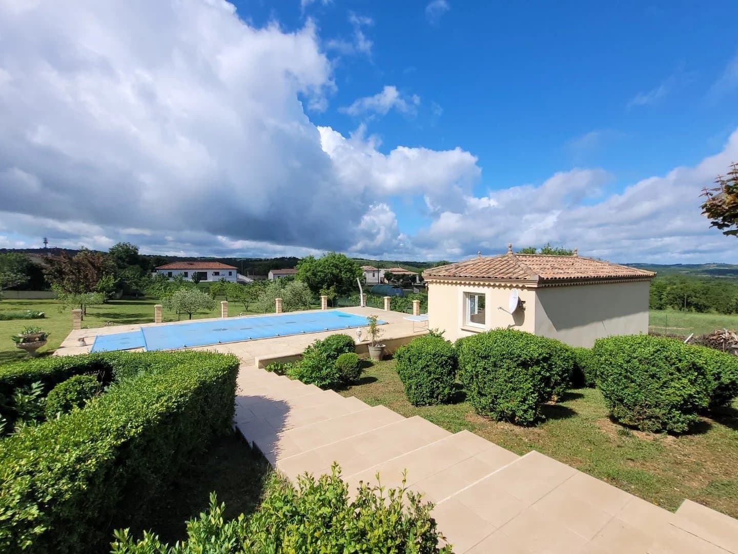 Superbe villa avec piscine, garage et dépendances sur un terrain de plus de 5600 m², à 10 minutes de Cahors.