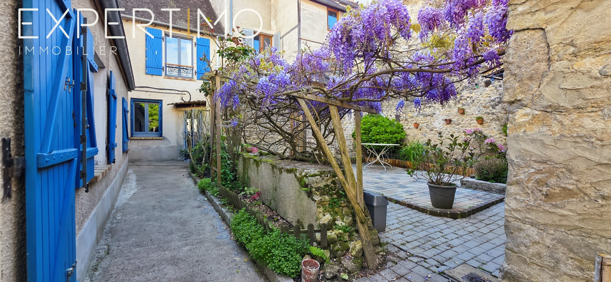 Maison de caractère avec dépendances, cour et jardin