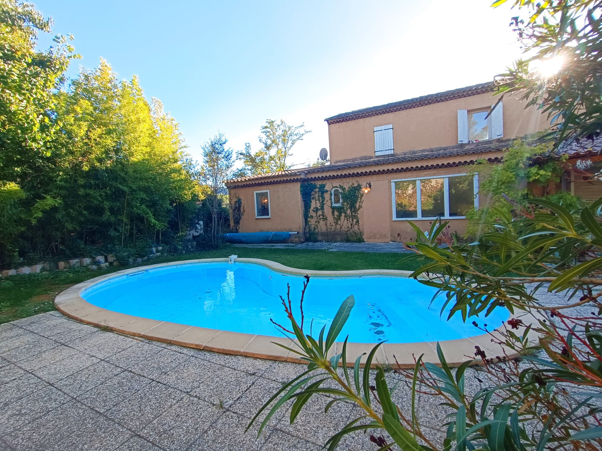 VILLA - T6 - 211M2 - PISCINE - GARAGE - TERRAIN 1400M2