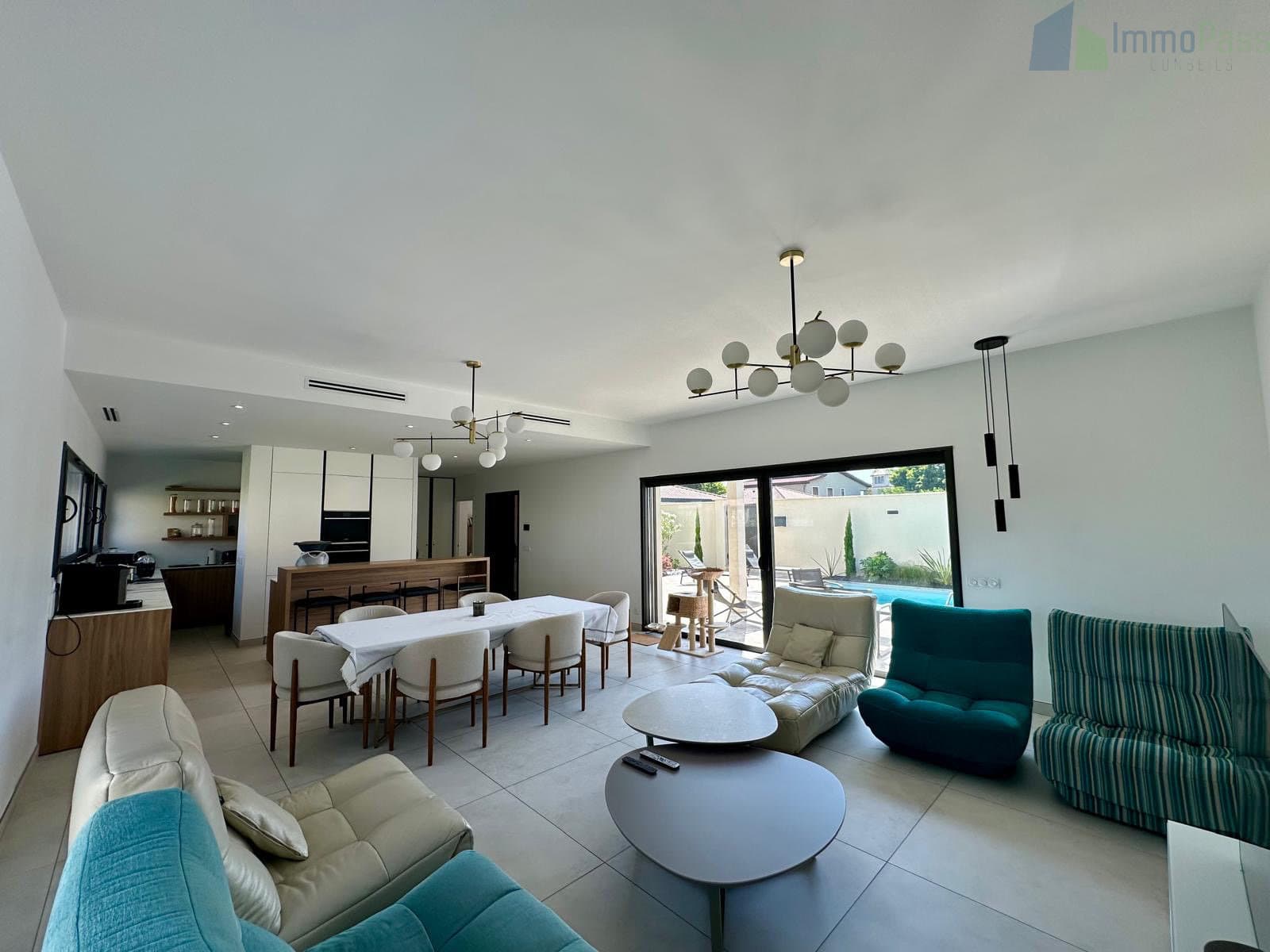 DECINES SECTEUR CALME - MAISON 213 M2 - 8 PIÈCES - TERRAIN -