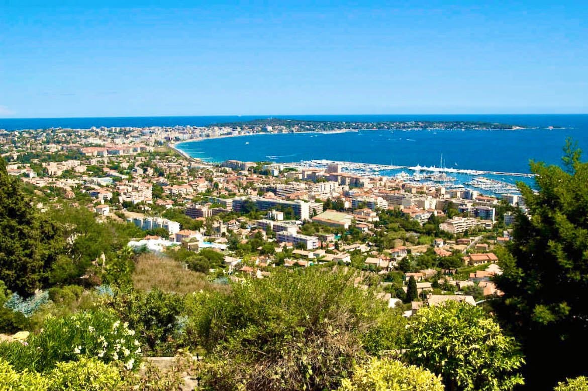 VALLAURIS CENTRE IMMEUBLE DE RAPPORT-VILLA 404M2 RARE 2228EUR