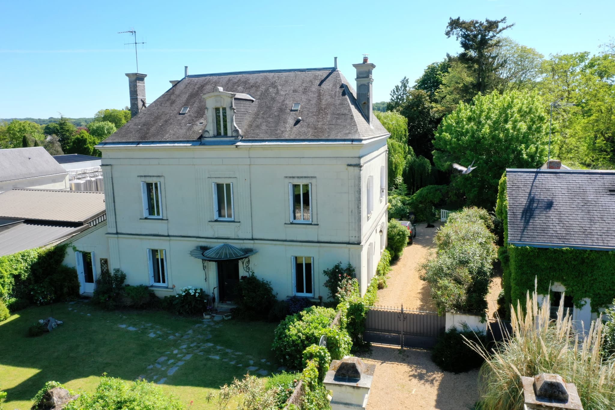 MAISON DE MAITRE AVEC UN TRÈS BEAU PARC & PISCINE PRÈS SAUMU