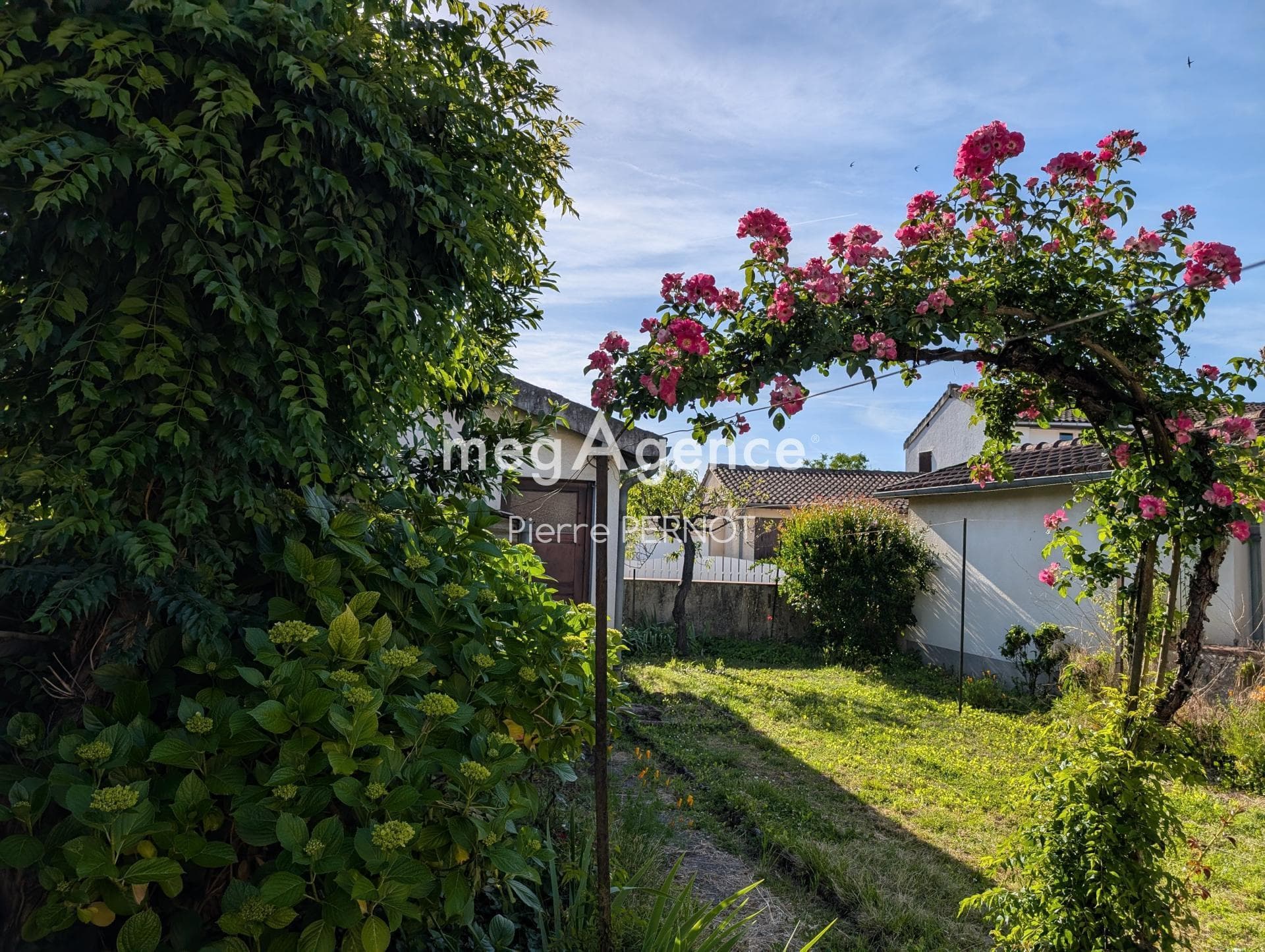 Grande maison de ville à rénover avec garage et jardin