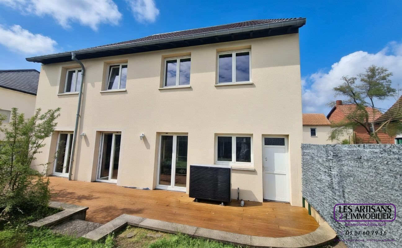 A 5 mns METZ MAGNY : maison F7, année 2004, gges, jardin.