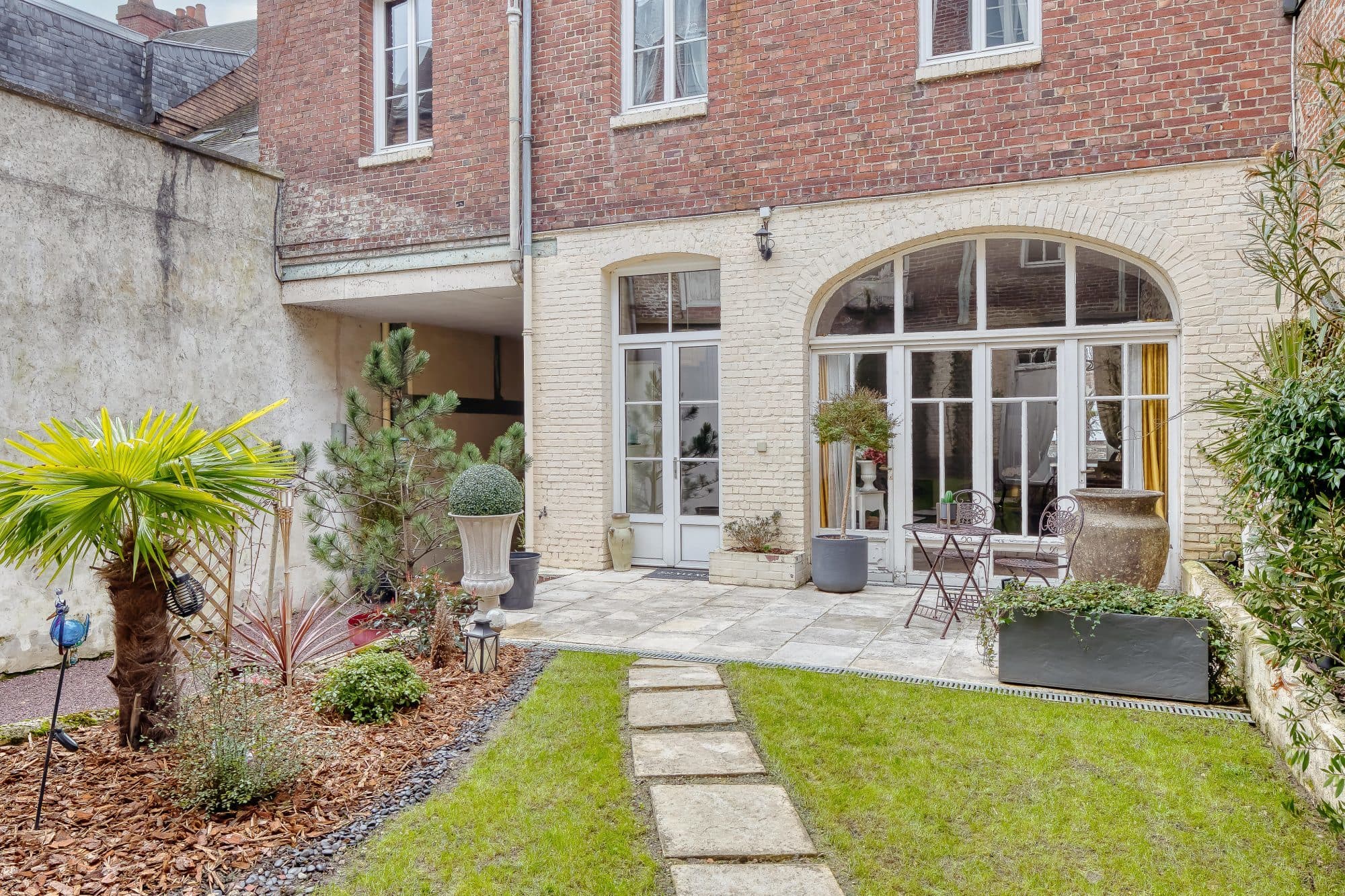 DEMEURE BOURGEOISE EN PLEIN CENTRE AVEC JARDIN & DEPENDANCE