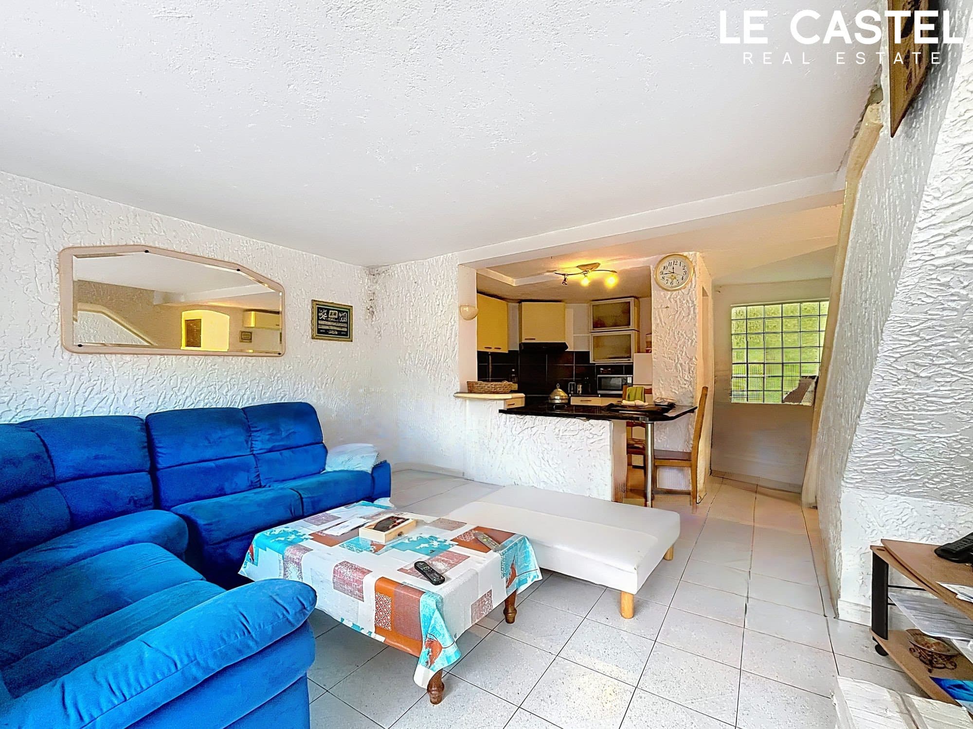 Maison de ville à rénover avec terrasse et cour