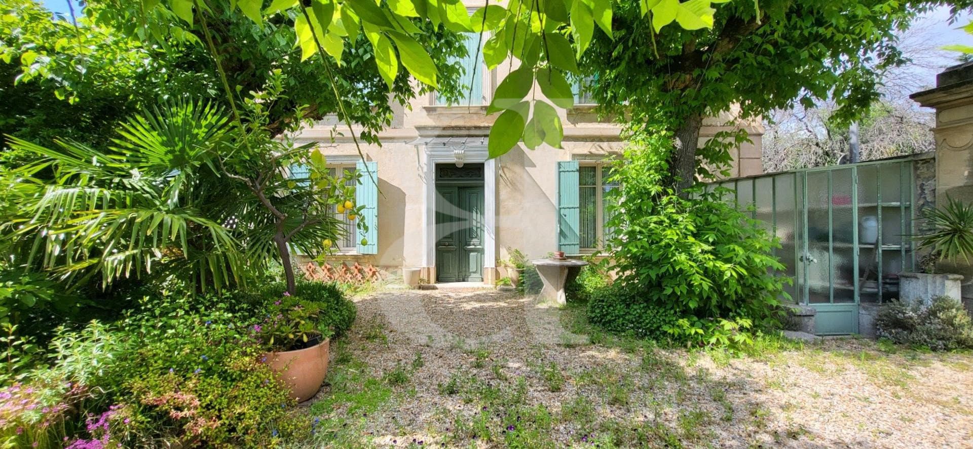 Charmante maison de maître avec jardin et garages à Carpentras