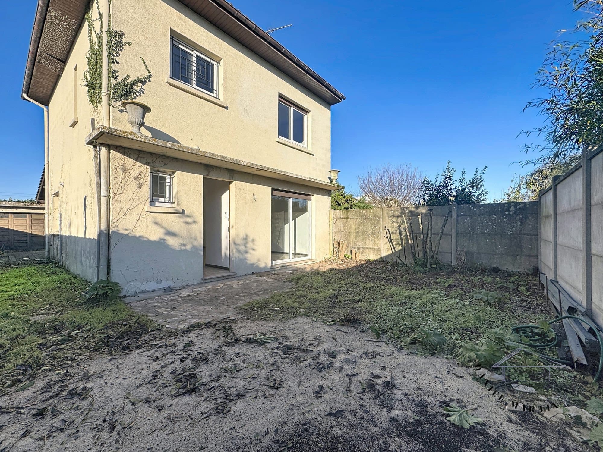 Maison à étage avec jardin et garage
