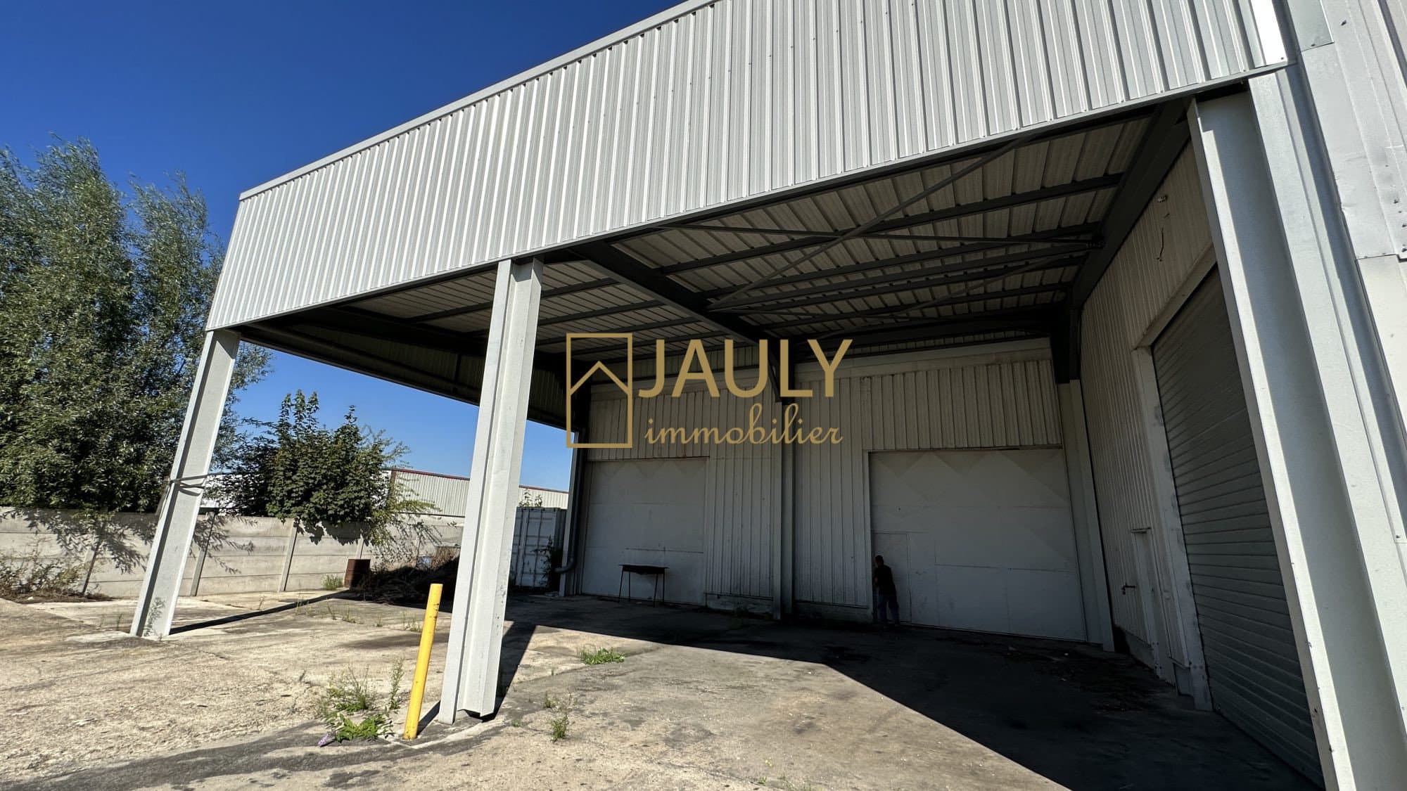 Local industriel 815 m² env. / 2 000 m² - LOUÉ